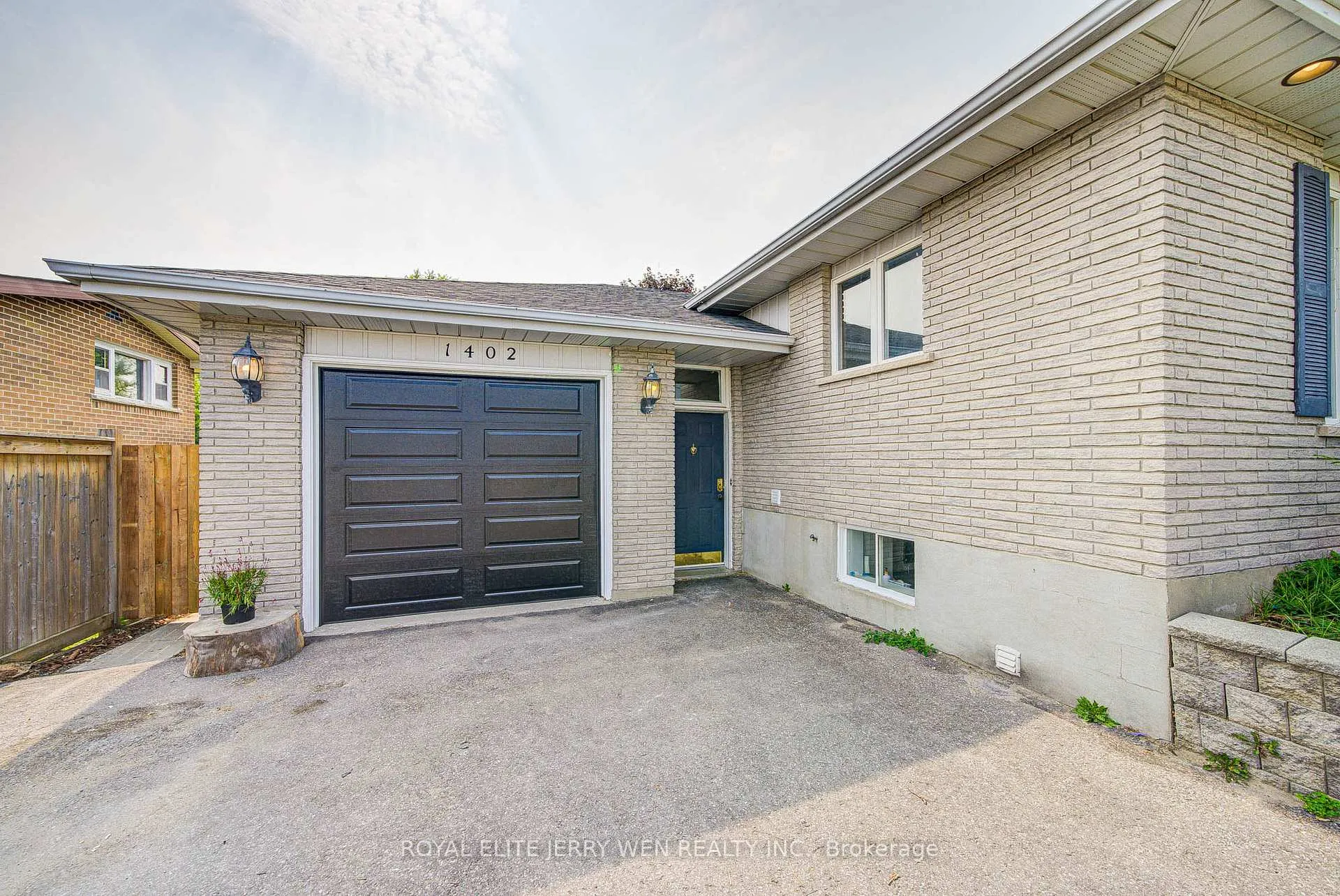 Photo 2 of 1402 Wilson Road N, Oshawa, Samac — HOMEH