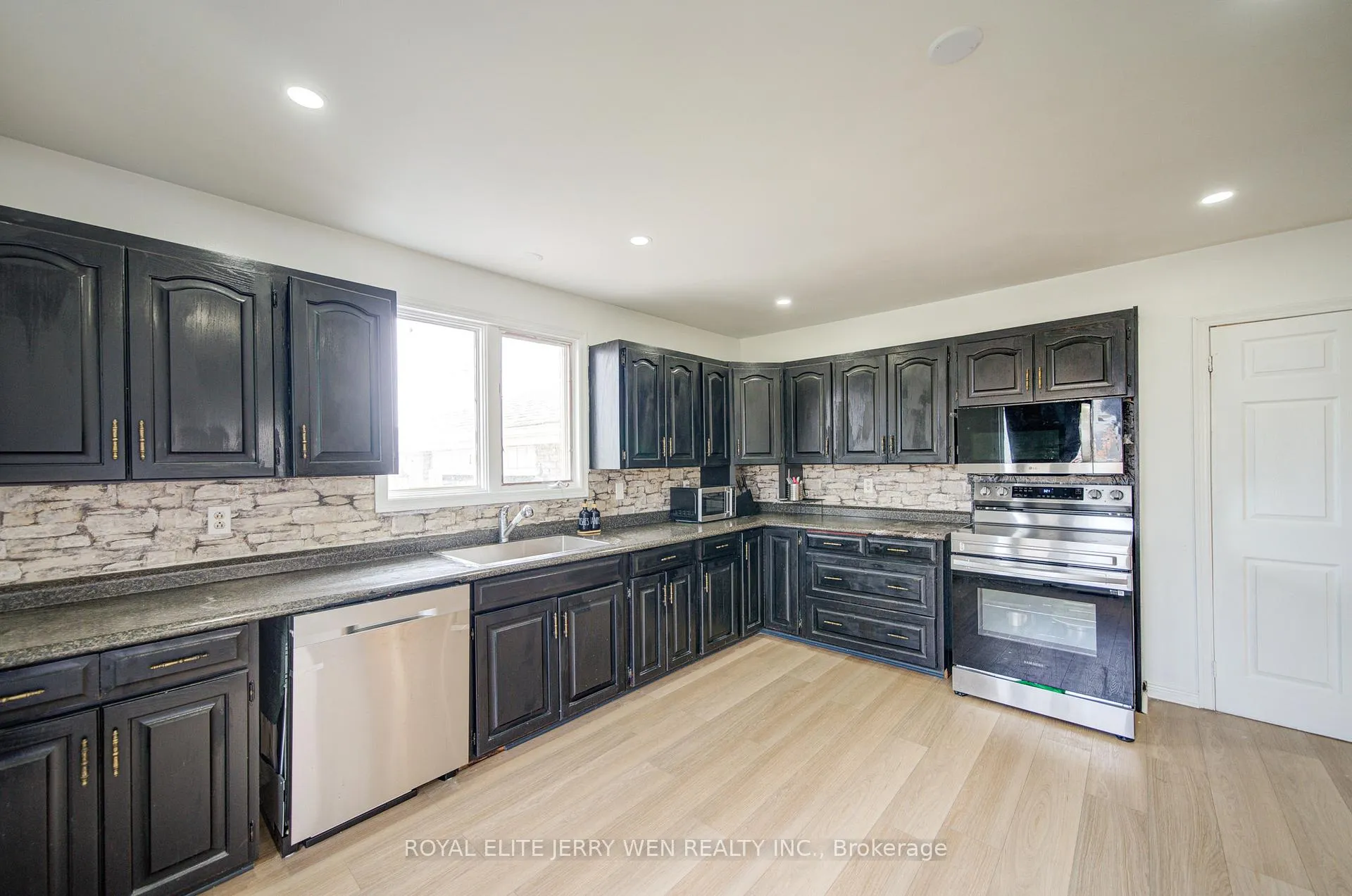Photo 5 of 1402 Wilson Road N, Oshawa, Samac — HOMEH
