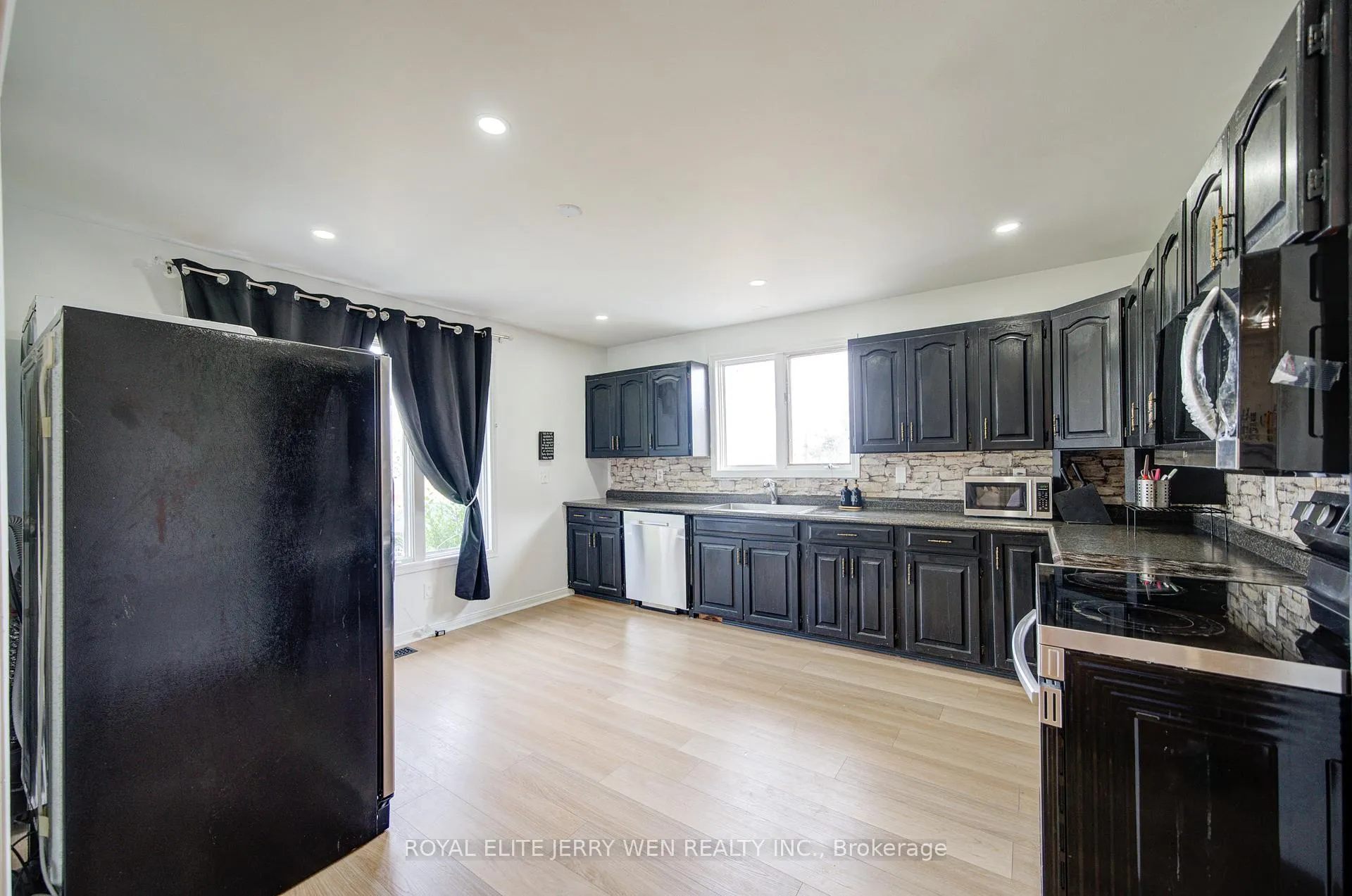 Photo 6 of 1402 Wilson Road N, Oshawa, Samac — HOMEH