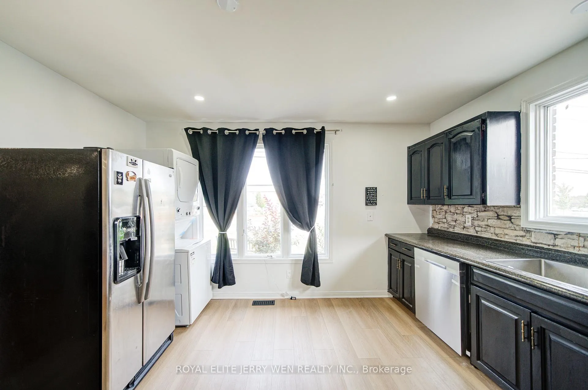 Photo 7 of 1402 Wilson Road N, Oshawa, Samac — HOMEH