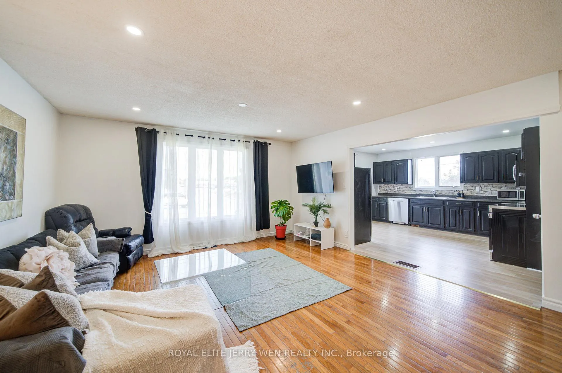 Photo 8 of 1402 Wilson Road N, Oshawa, Samac — HOMEH