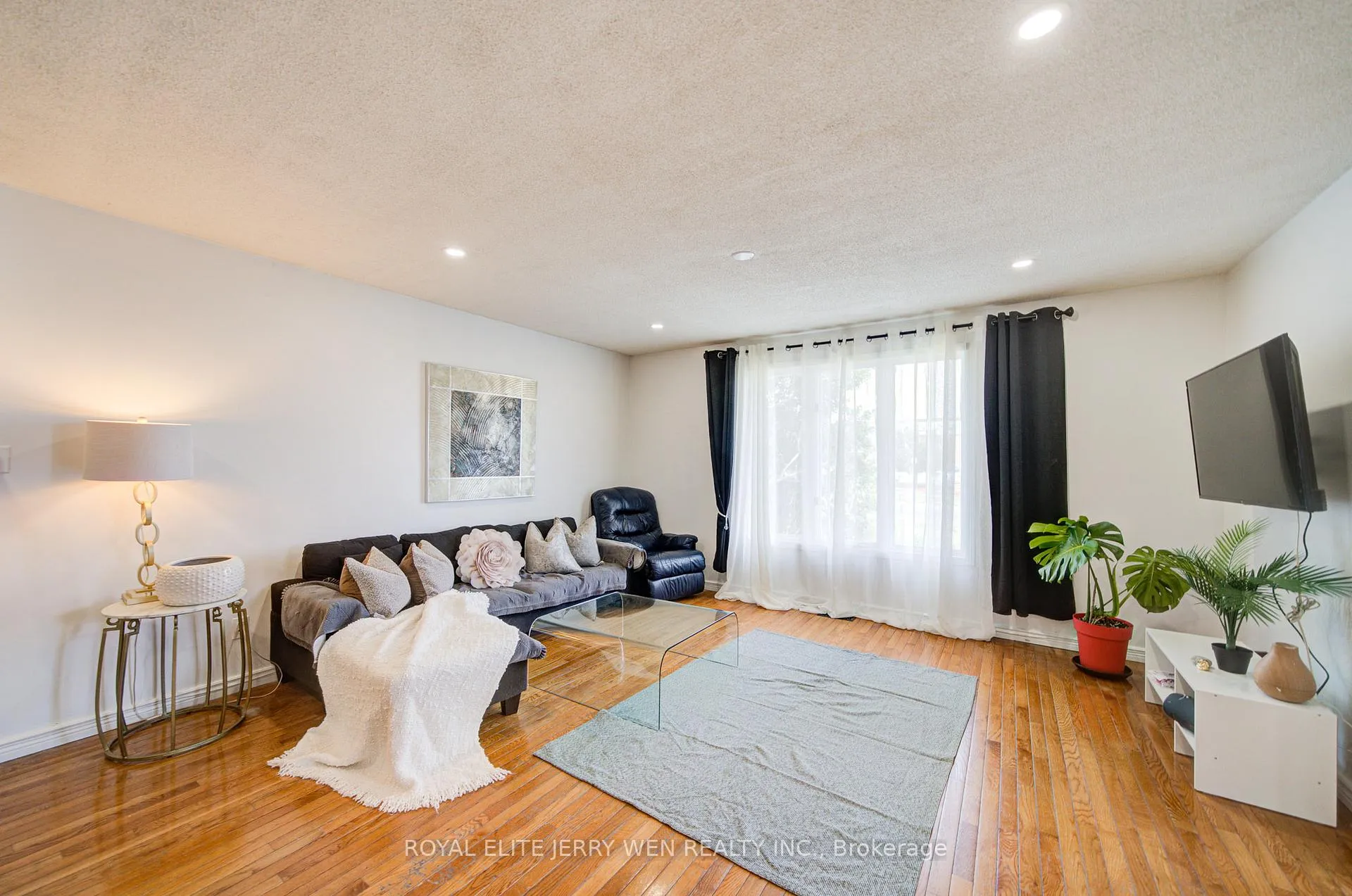 Photo 9 of 1402 Wilson Road N, Oshawa, Samac — HOMEH