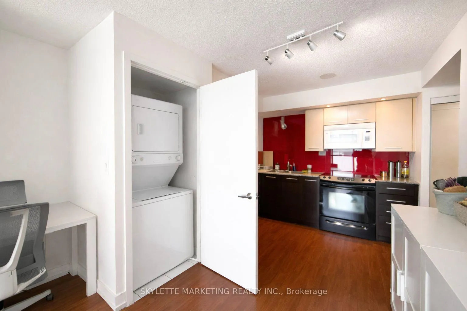 Photo 4 of Unit 505, 8 Telegram Mews, Toronto, Waterfront Communities — HOMEH