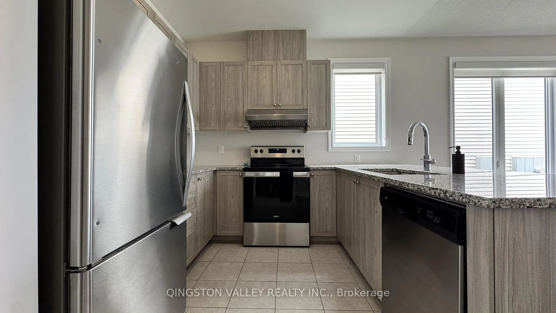 Photo 6 of 820 Horseshoe Falls Way, Ottawa, Barrhaven - Heritage Park — HOMEH