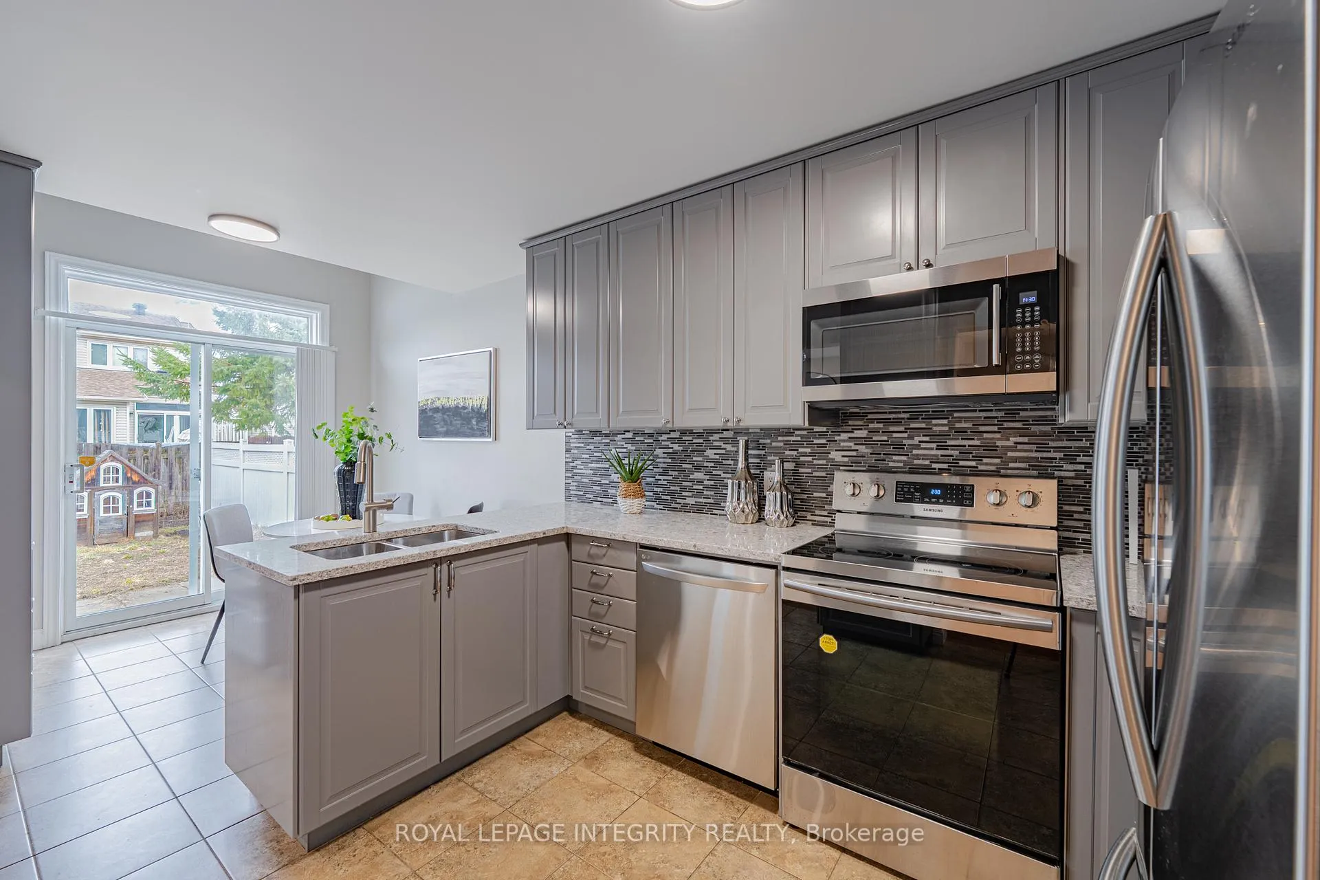 Photo 10 of 21 Queensbury Drive, Ottawa, Barrhaven - Longfields — HOMEH
