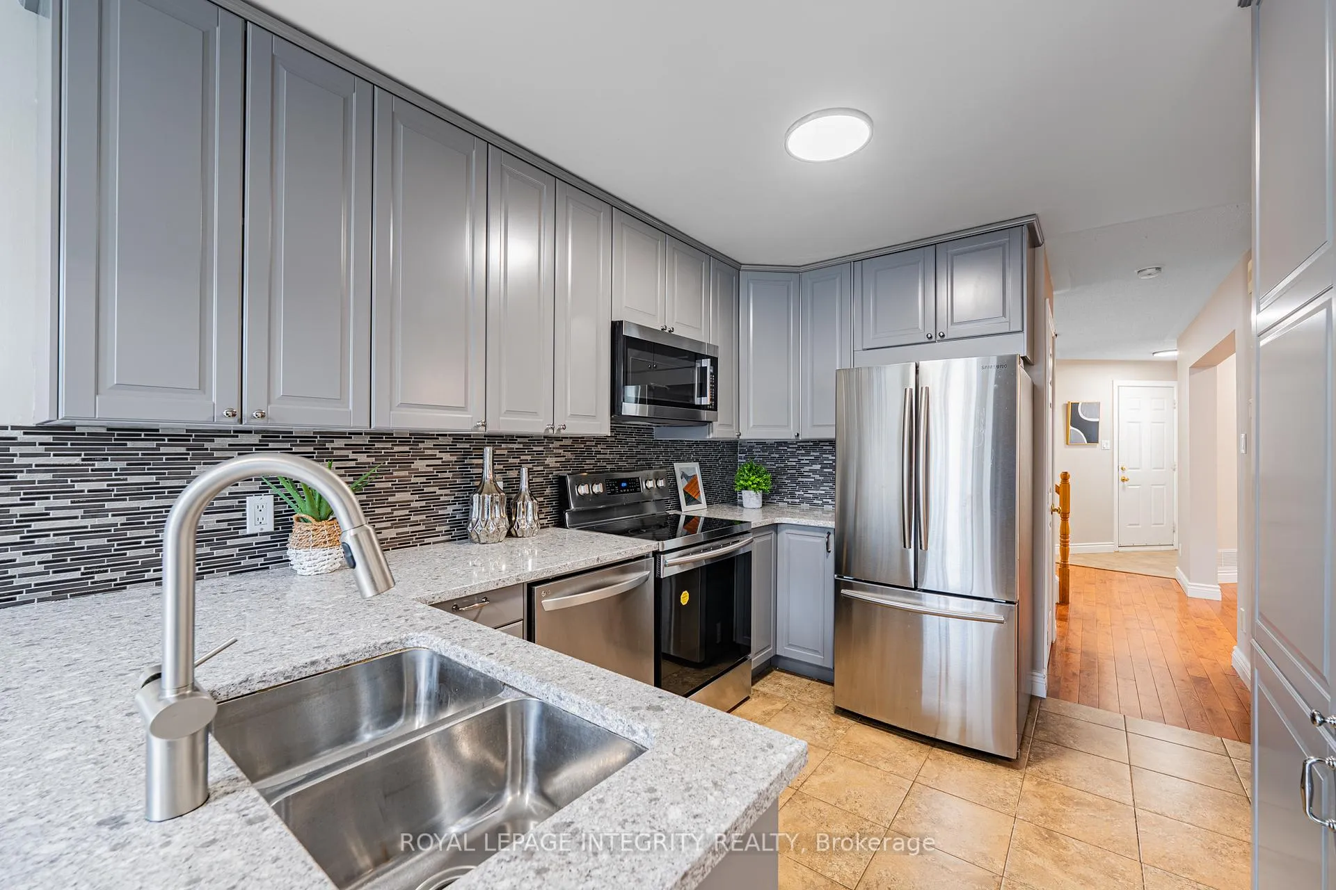 Photo 11 of 21 Queensbury Drive, Ottawa, Barrhaven - Longfields — HOMEH