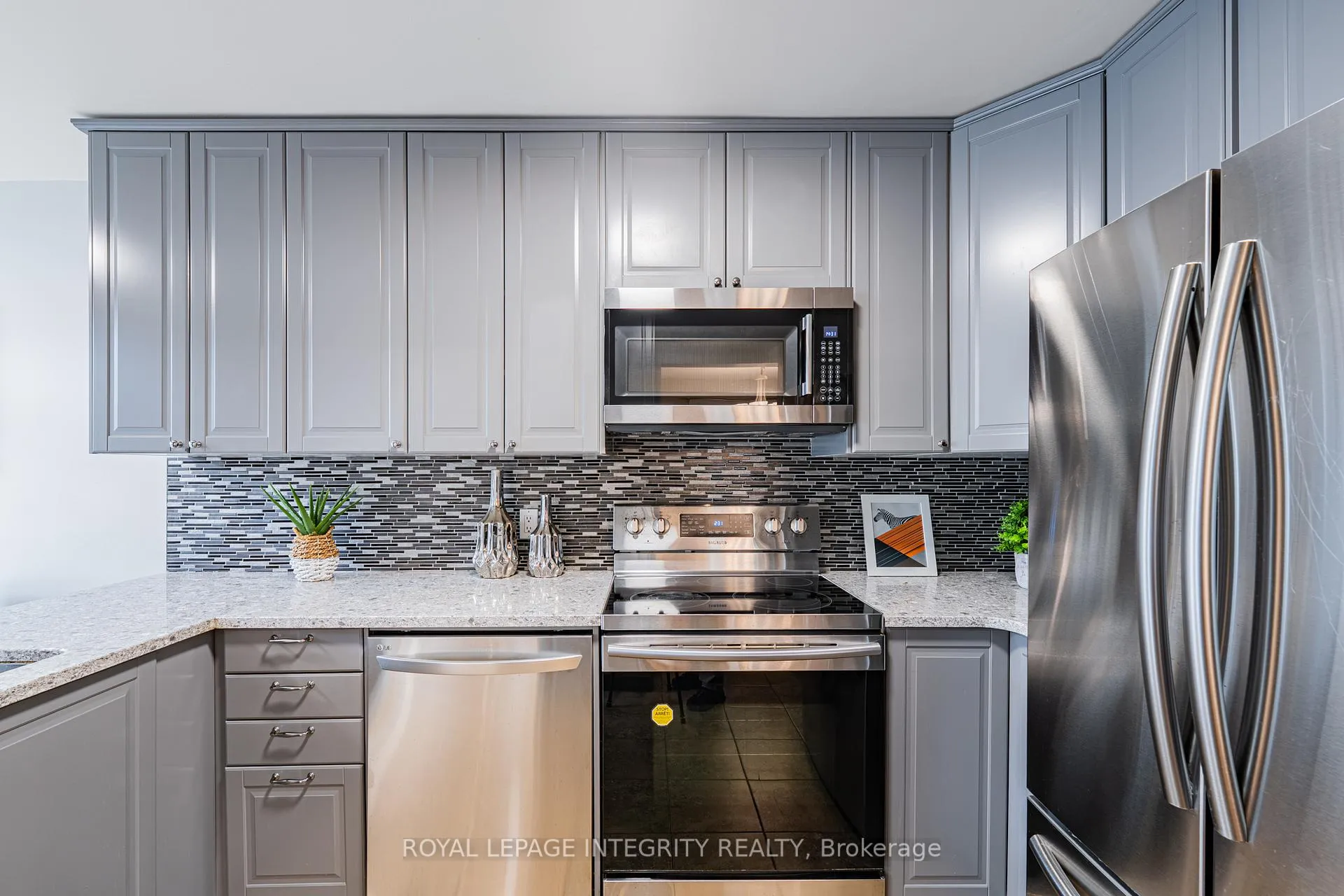 Photo 12 of 21 Queensbury Drive, Ottawa, Barrhaven - Longfields — HOMEH