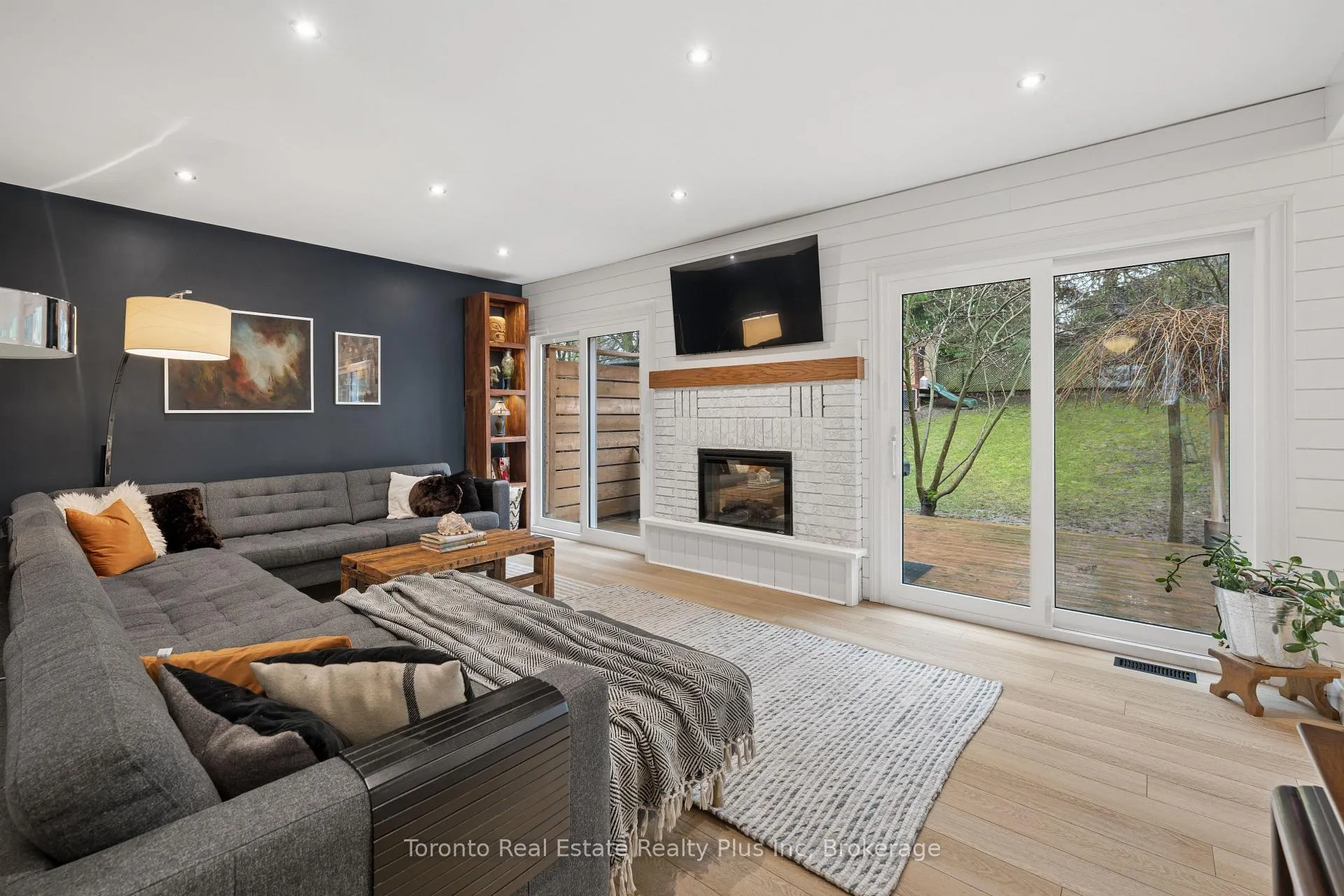 Photo 15 of 450 Winchester Drive, Waterloo — HOMEH