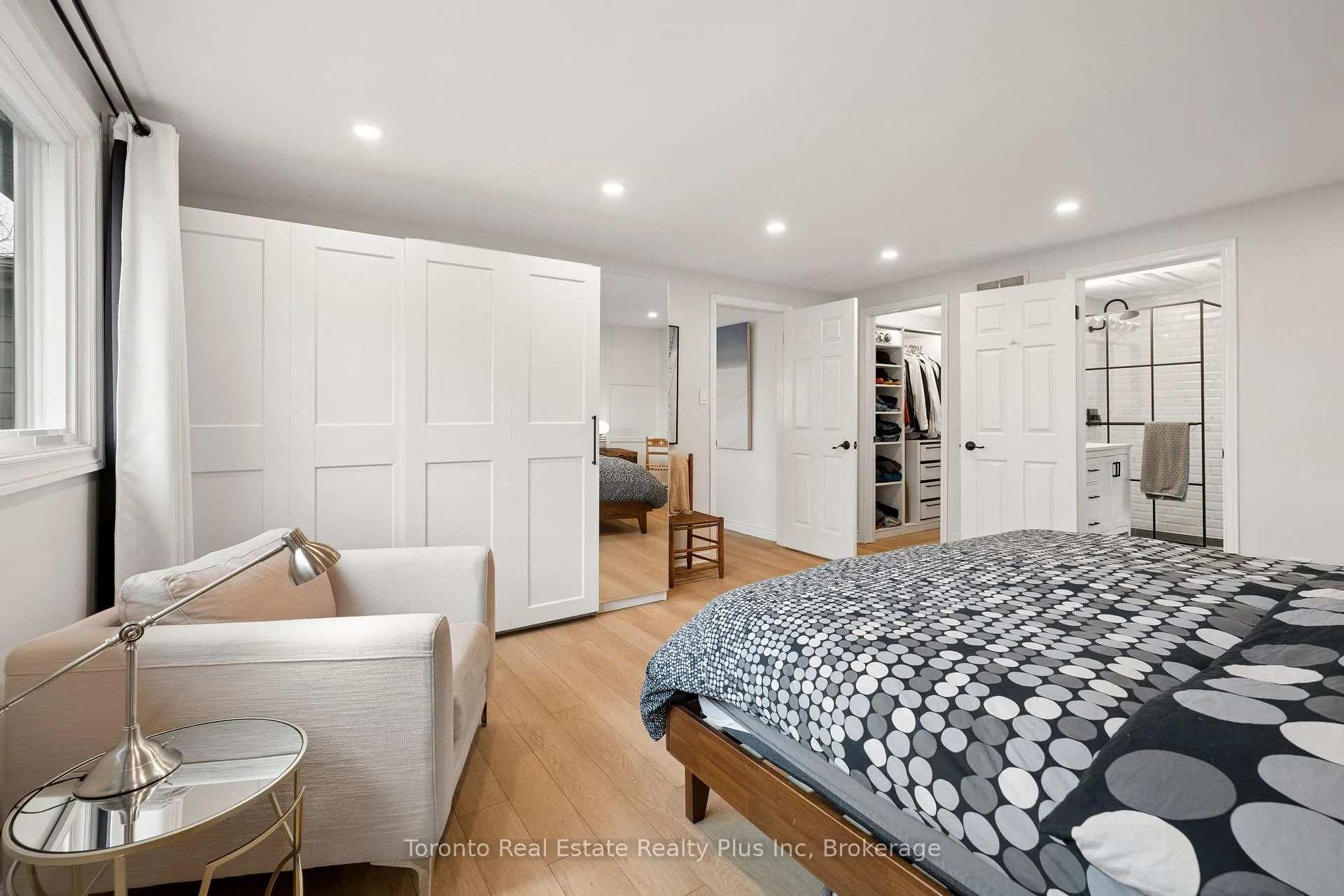 Photo 27 of 450 Winchester Drive, Waterloo — HOMEH
