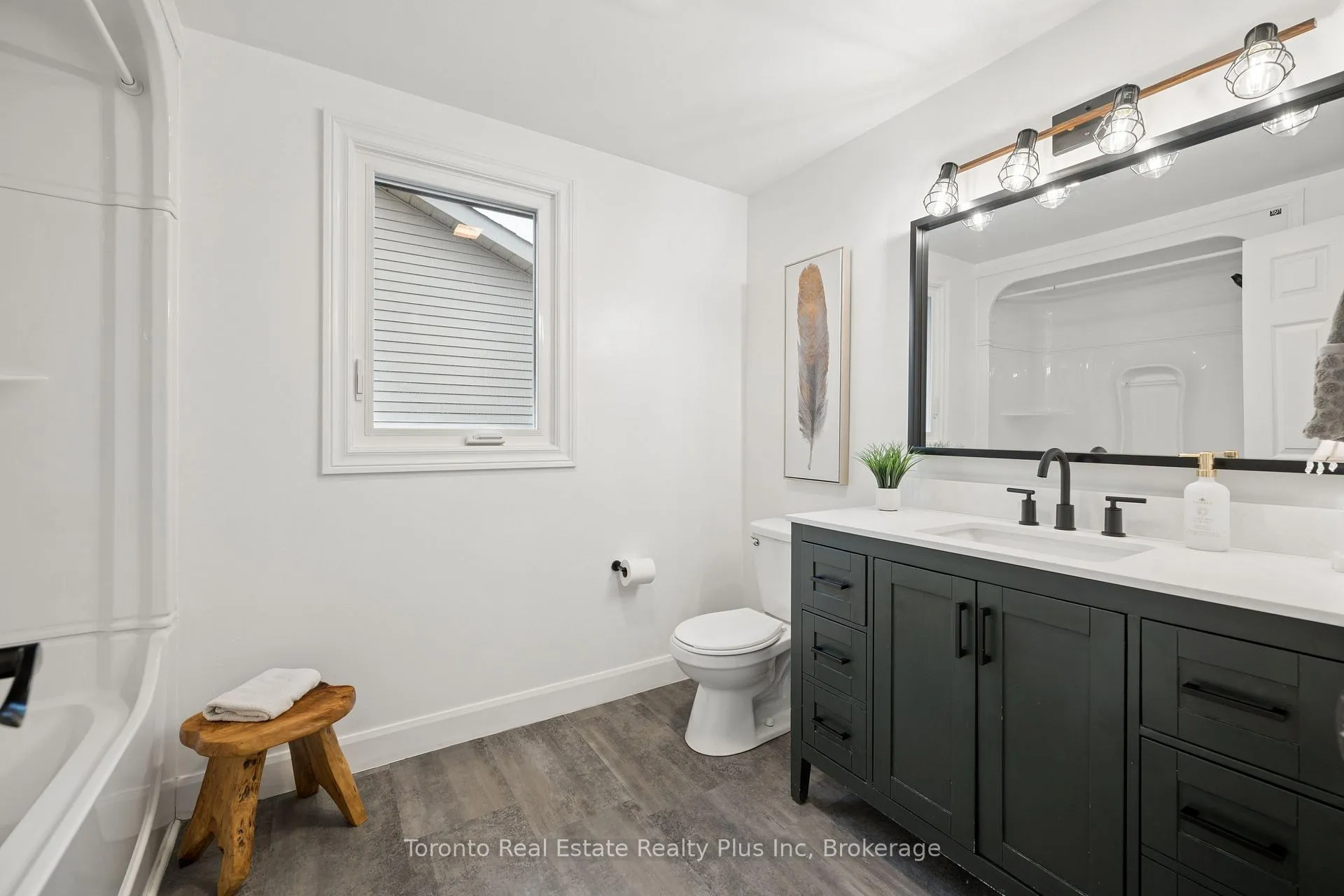 Photo 33 of 450 Winchester Drive, Waterloo — HOMEH