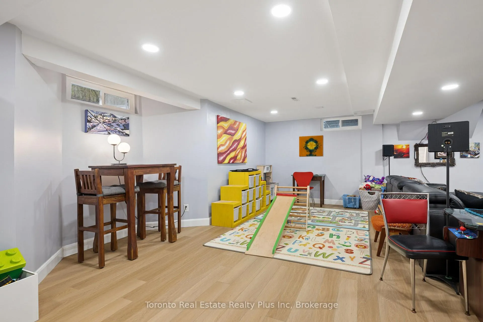 Photo 41 of 450 Winchester Drive, Waterloo — HOMEH