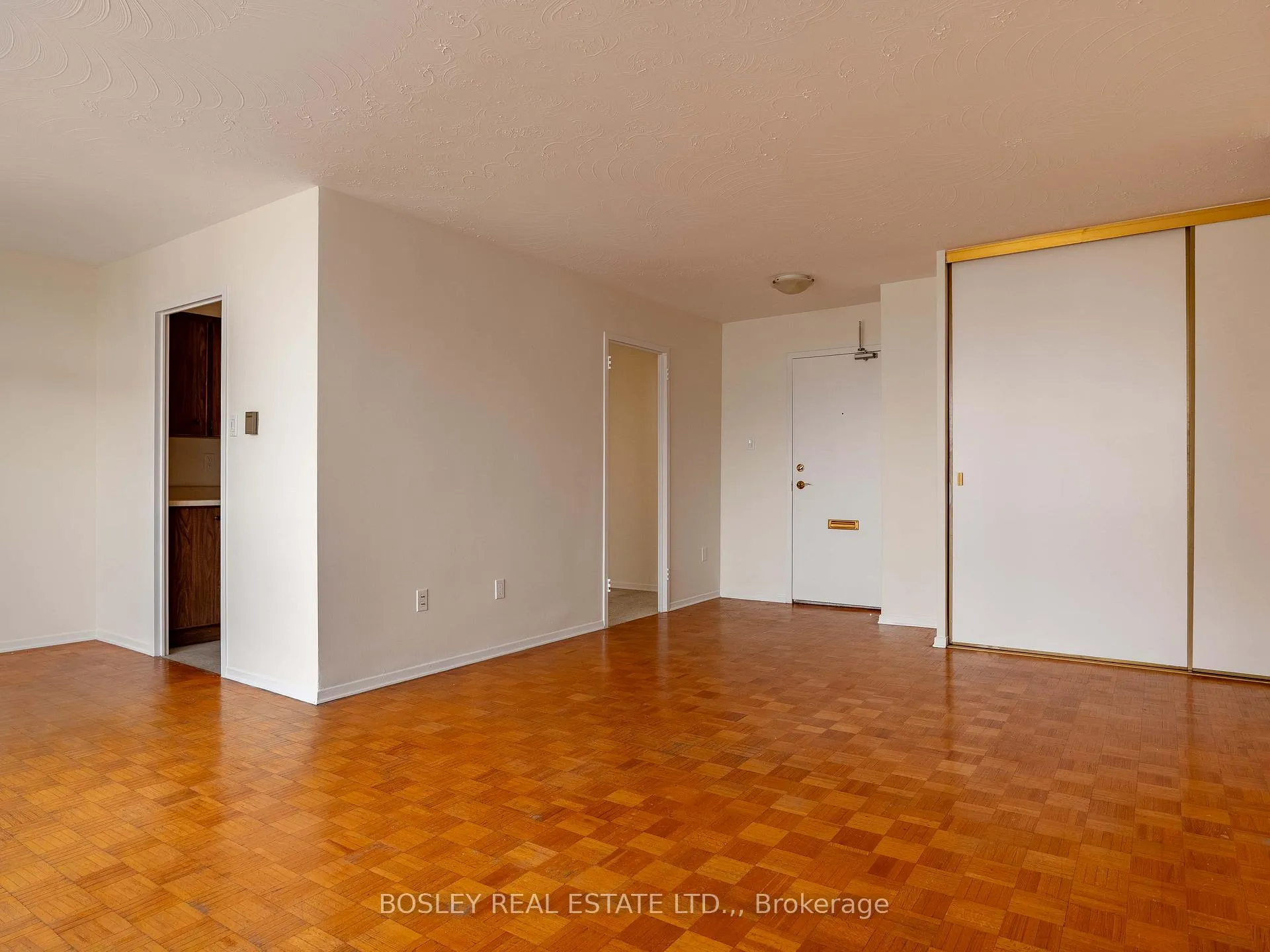 Photo 3 of Unit 8, 15 Towering Heights Boulevard, St. Catharines, Glendale/Glenridge — HOMEH