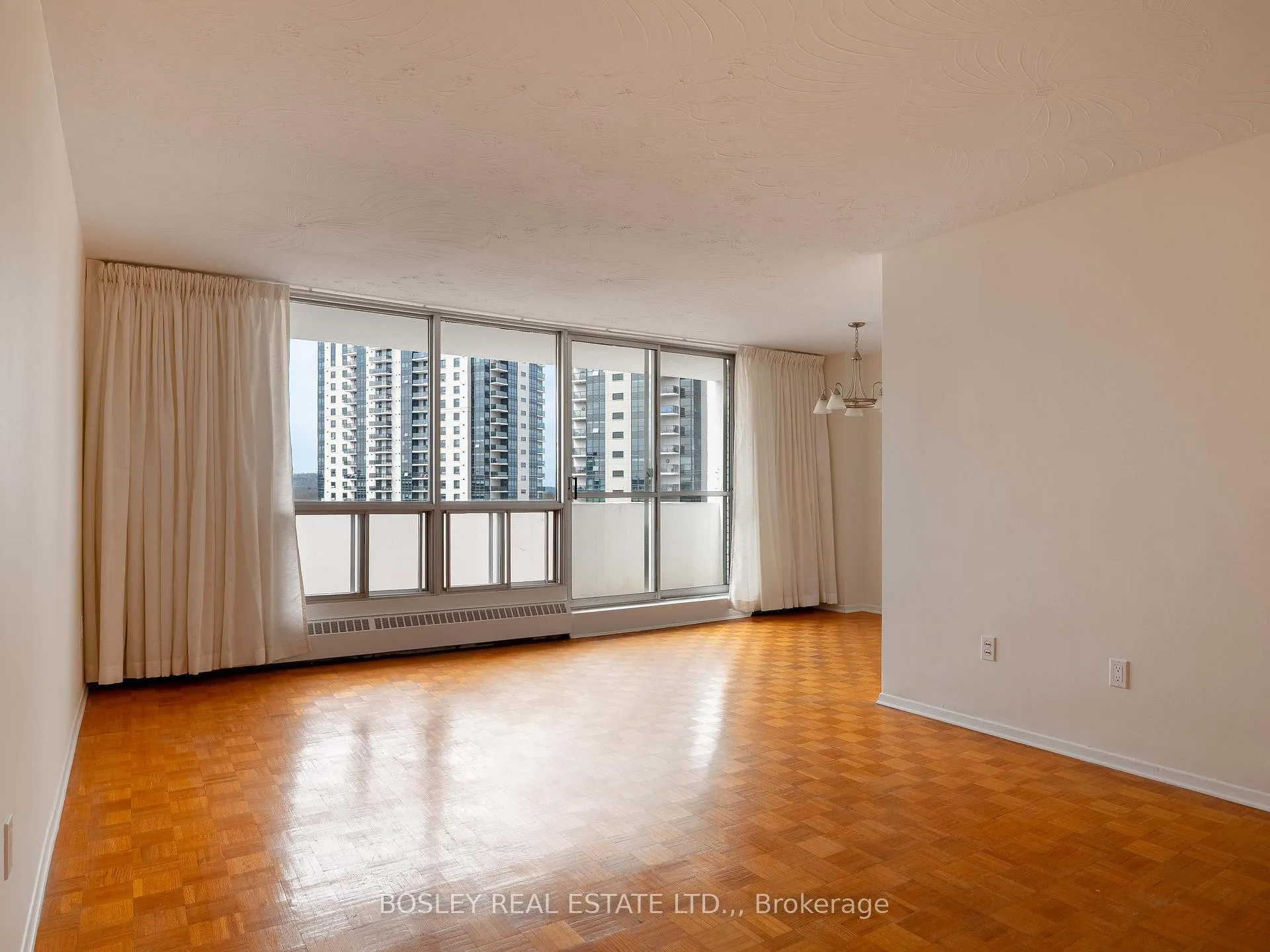 Photo 4 of Unit 8, 15 Towering Heights Boulevard, St. Catharines, Glendale/Glenridge — HOMEH