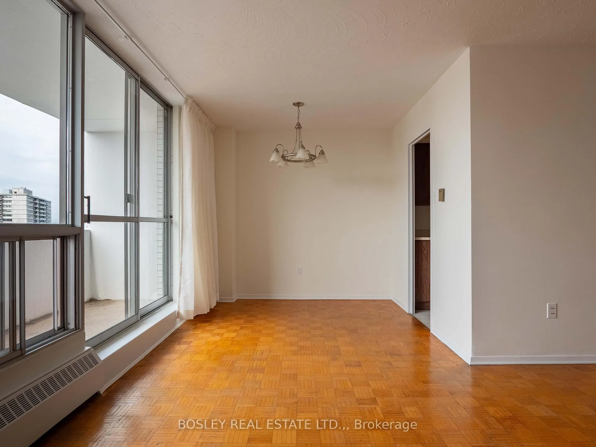 Photo 5 of Unit 8, 15 Towering Heights Boulevard, St. Catharines, Glendale/Glenridge — HOMEH