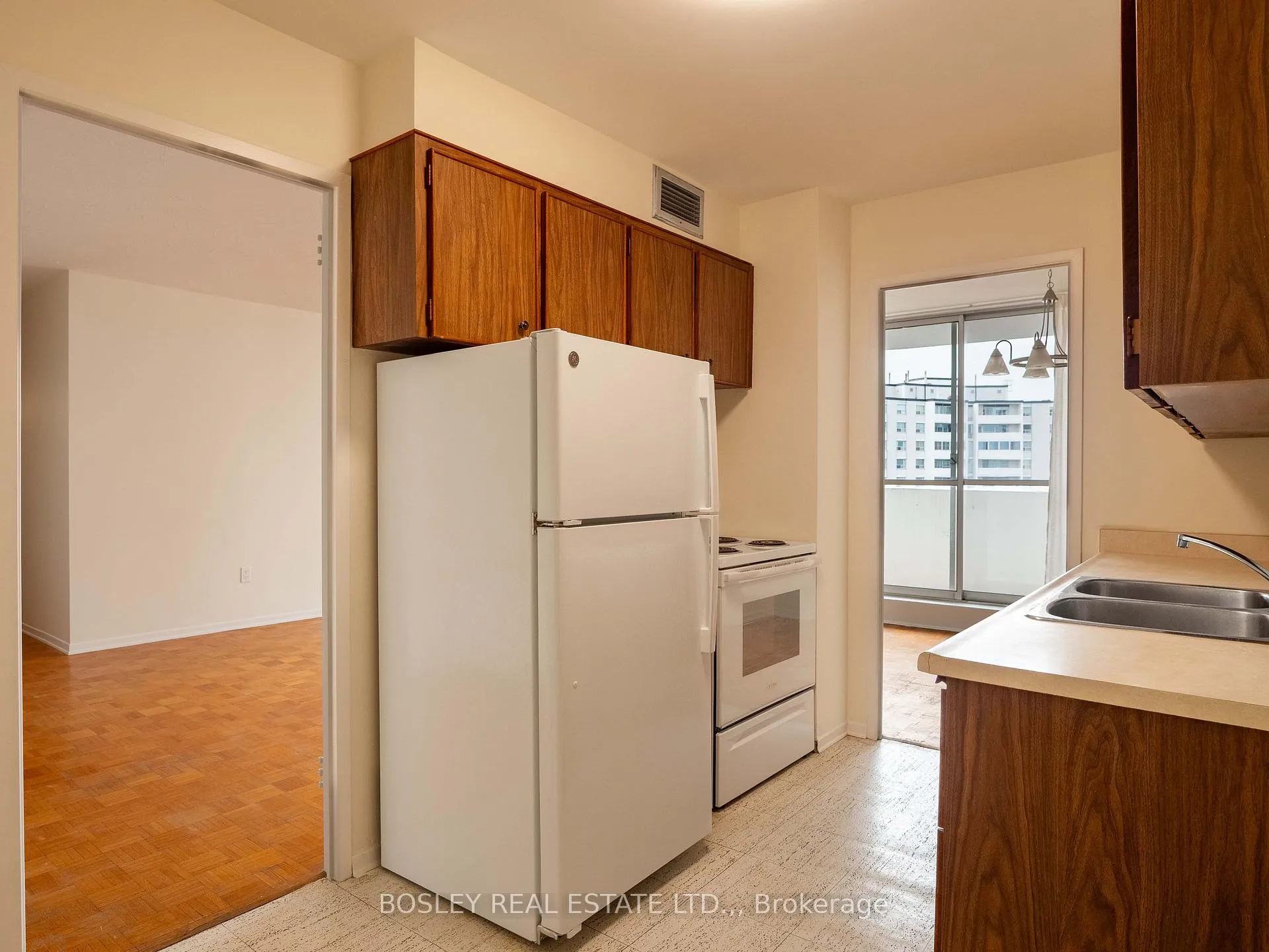 Photo 6 of Unit 8, 15 Towering Heights Boulevard, St. Catharines, Glendale/Glenridge — HOMEH