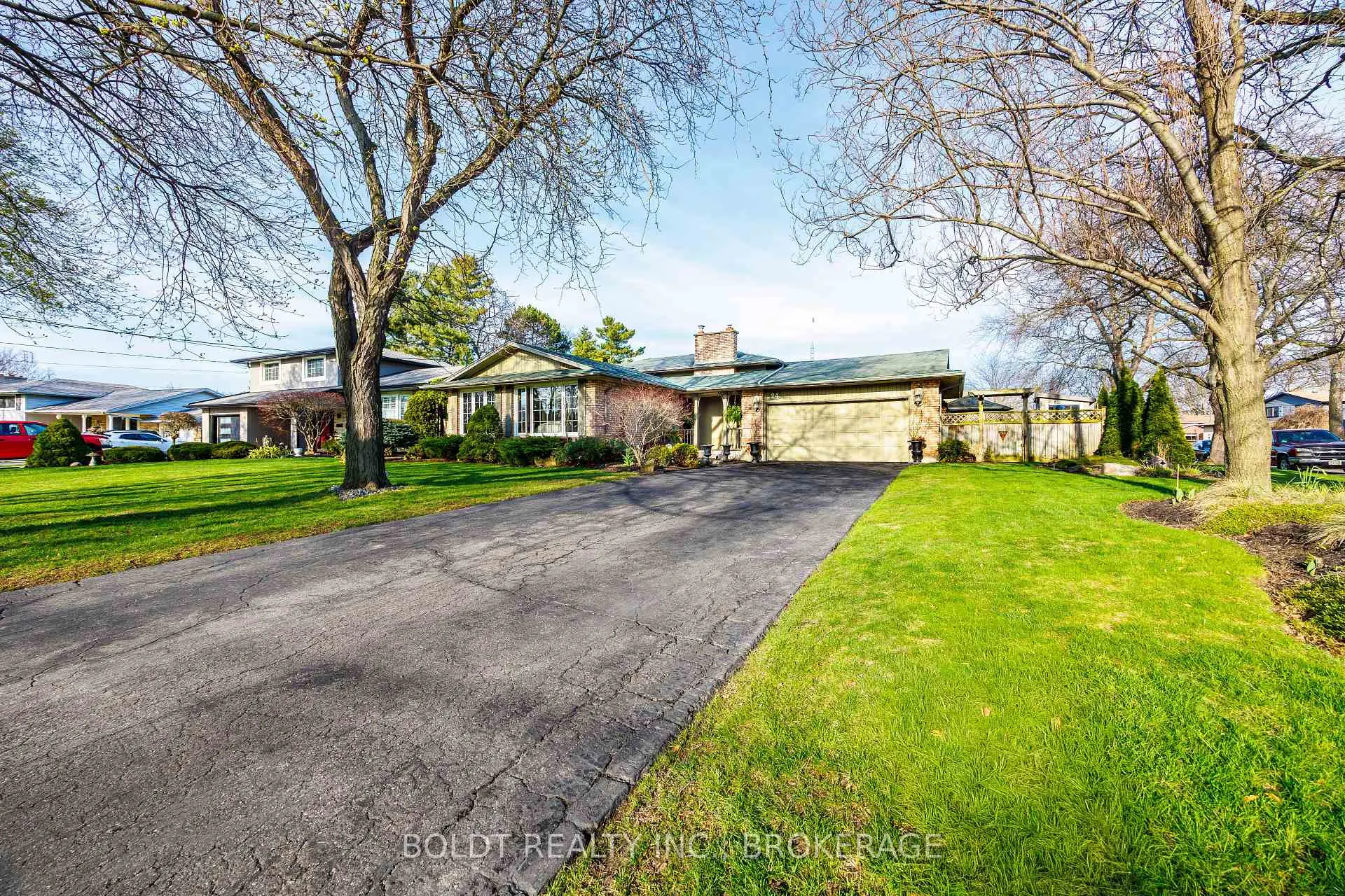 Photo 2 of 24 Mississauga Road, St. Catharines, Lakeshore — HOMEH