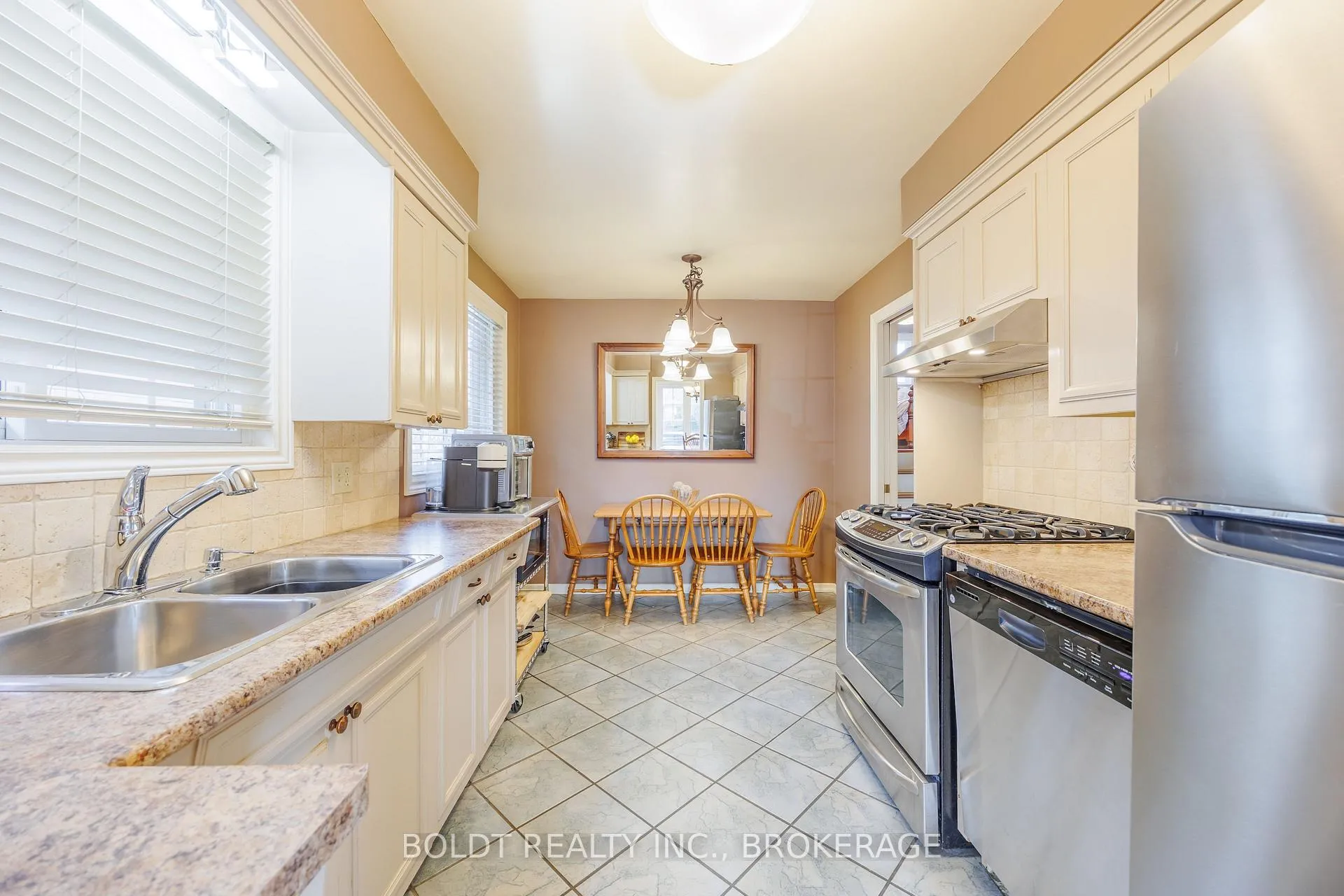 Photo 8 of 24 Mississauga Road, St. Catharines, Lakeshore — HOMEH