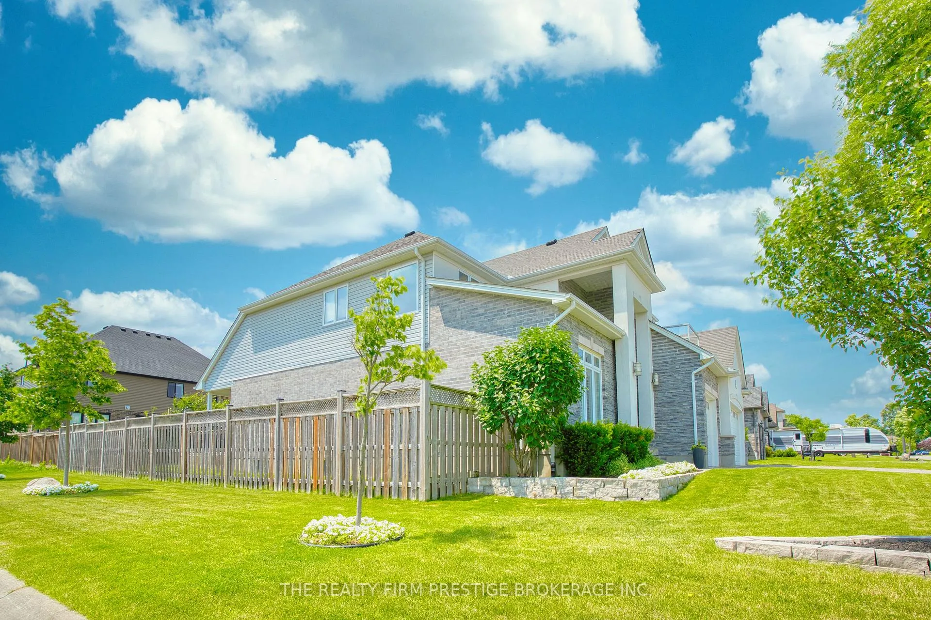 Photo 3 of 1104 Coates Lane, London, North S — HOMEH