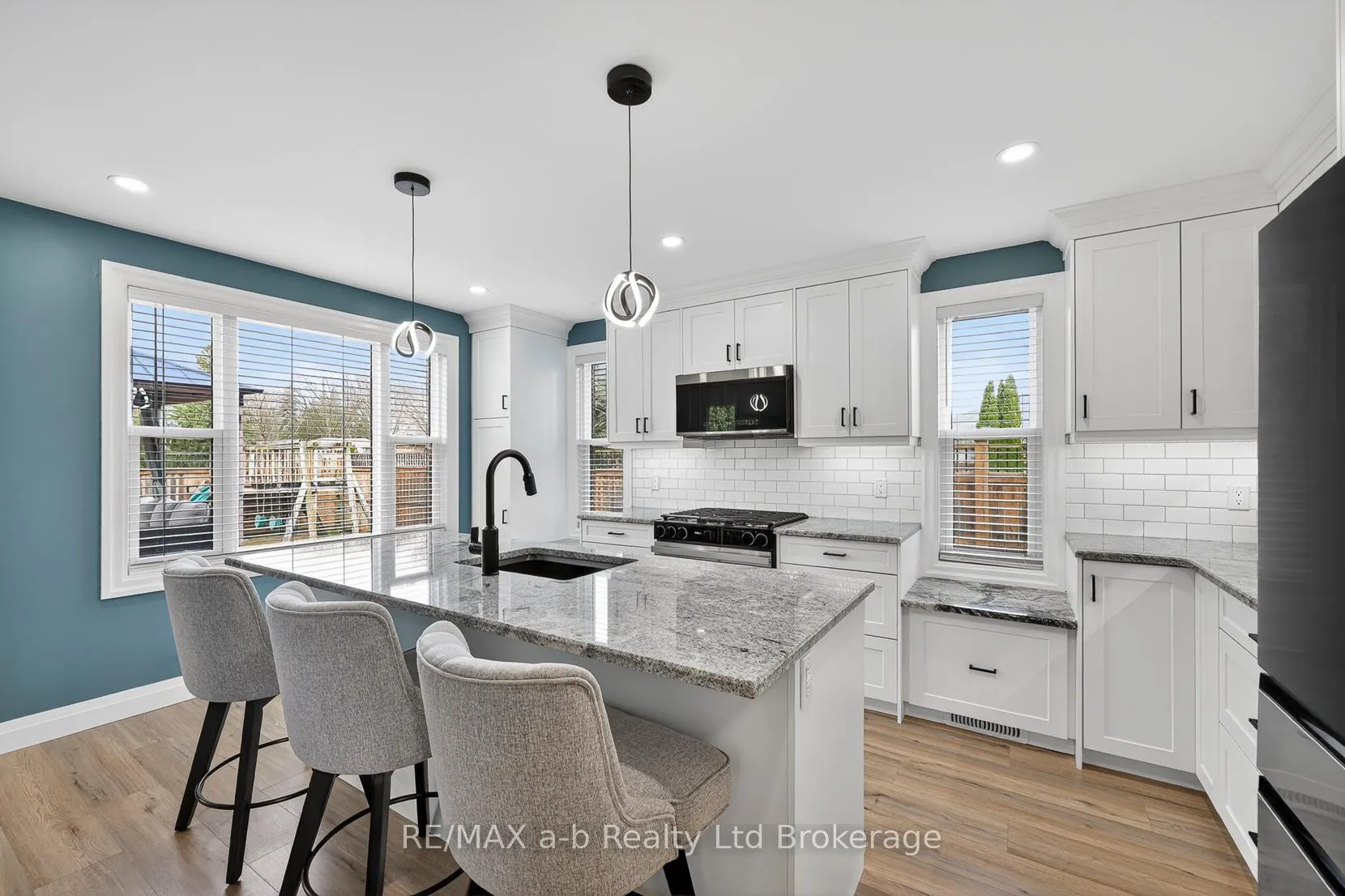 Photo 2 of 346 Riverview Drive, Strathroy-Caradoc, NE — HOMEH