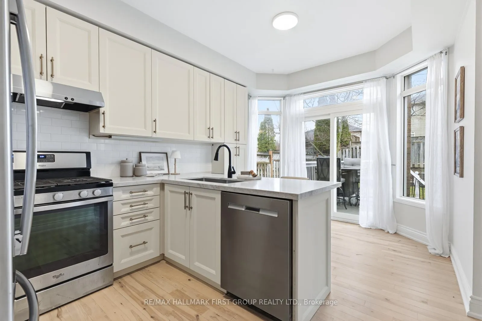 Photo 7 of 1143 Timberland Crescent, Oshawa, Pinecrest — HOMEH