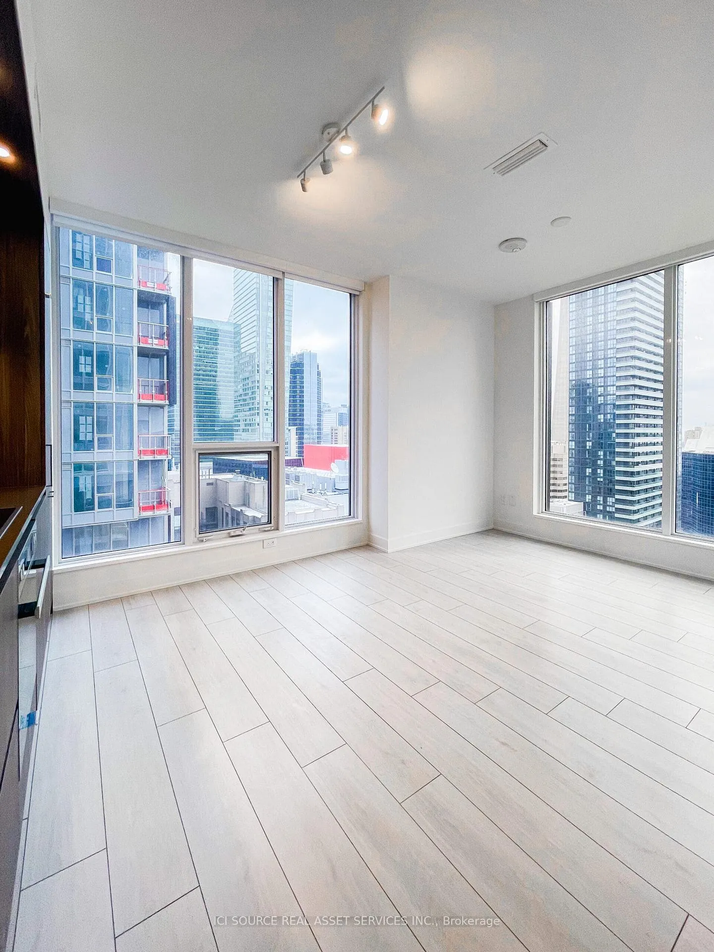 Photo 3 of Unit 2116, 35 Mercer Street, Toronto, Waterfront Communities — HOMEH