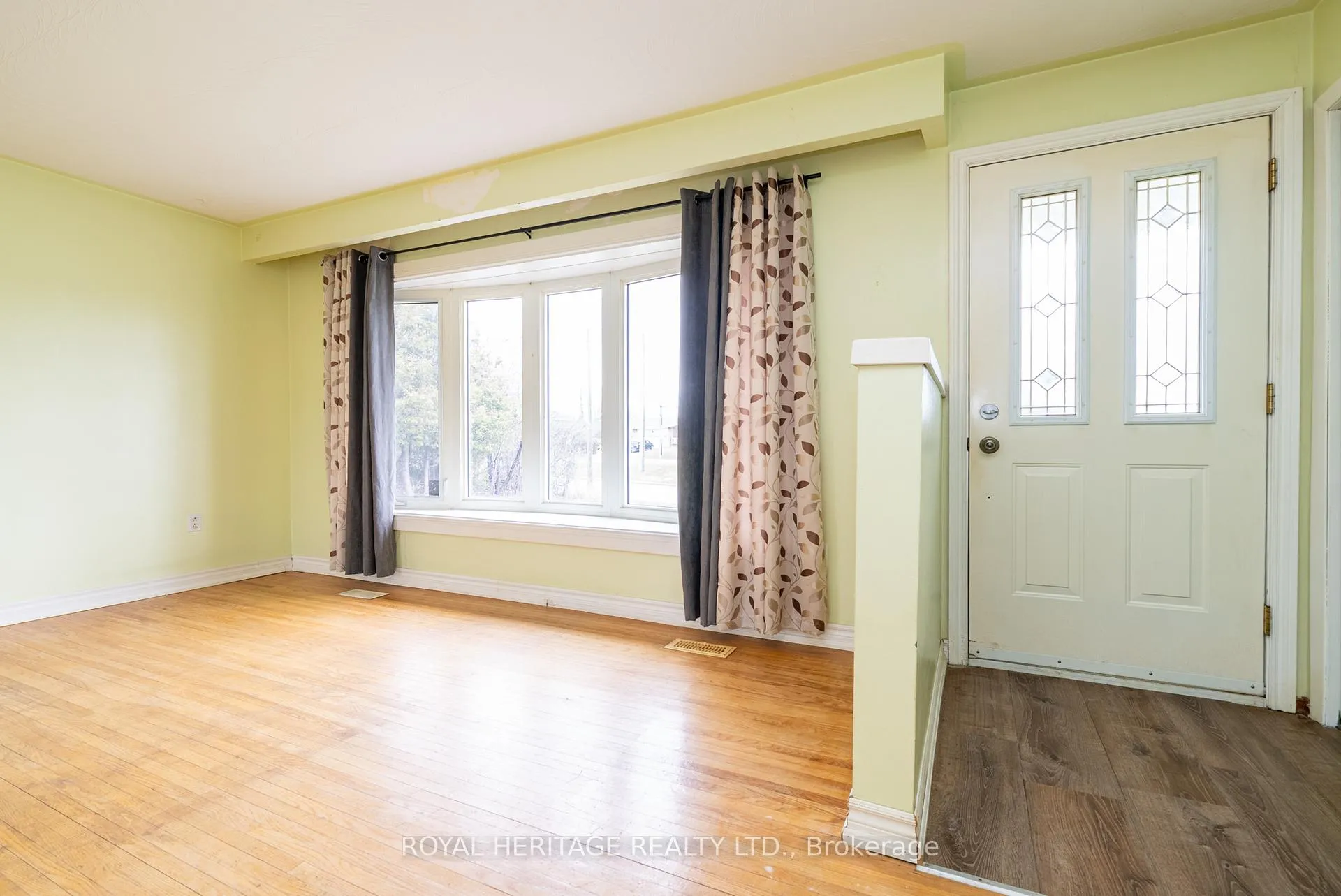 Photo 3 of 46 Given Road, Clarington, Newcastle — HOMEH