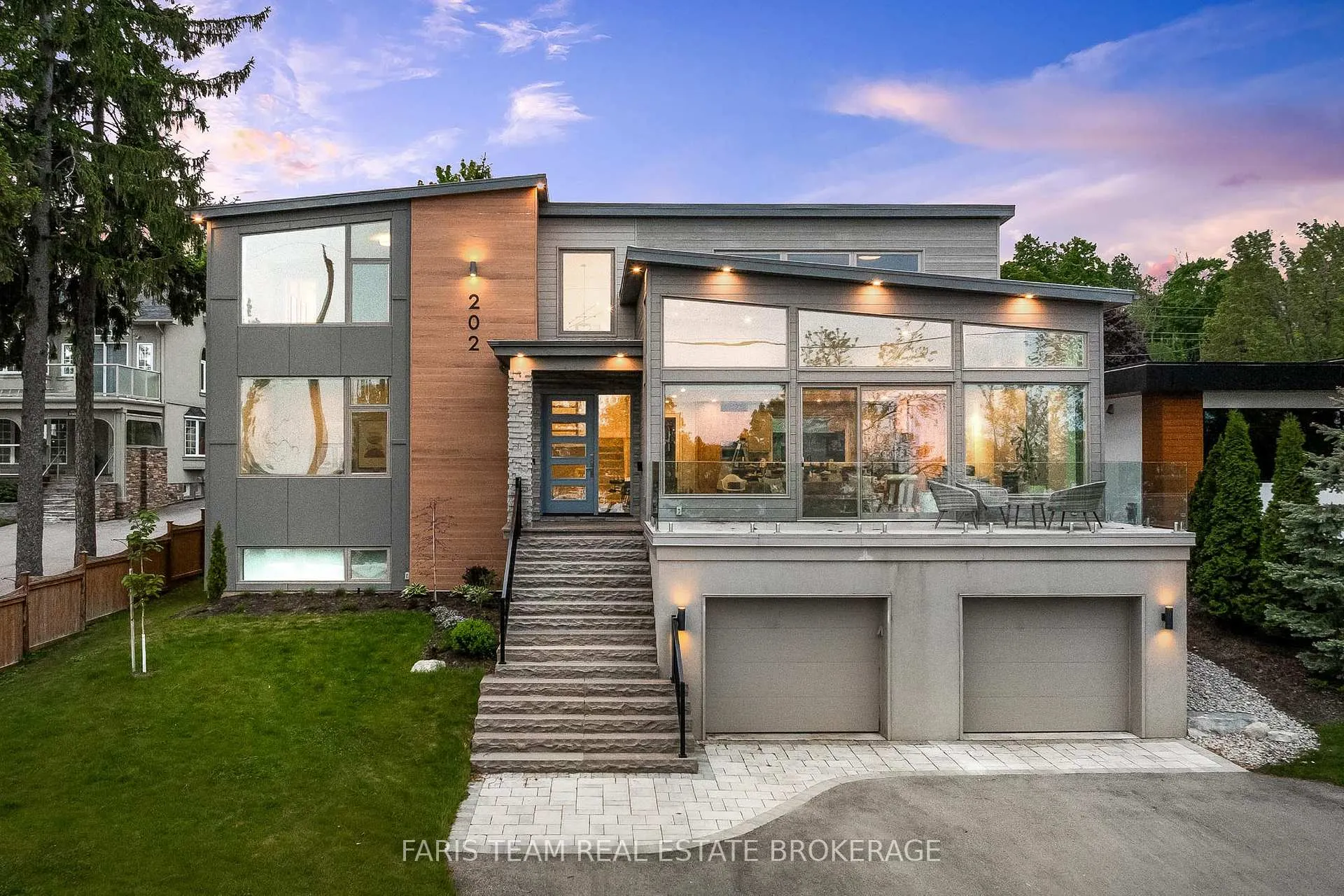 Front of 202 Kempenfelt Drive
