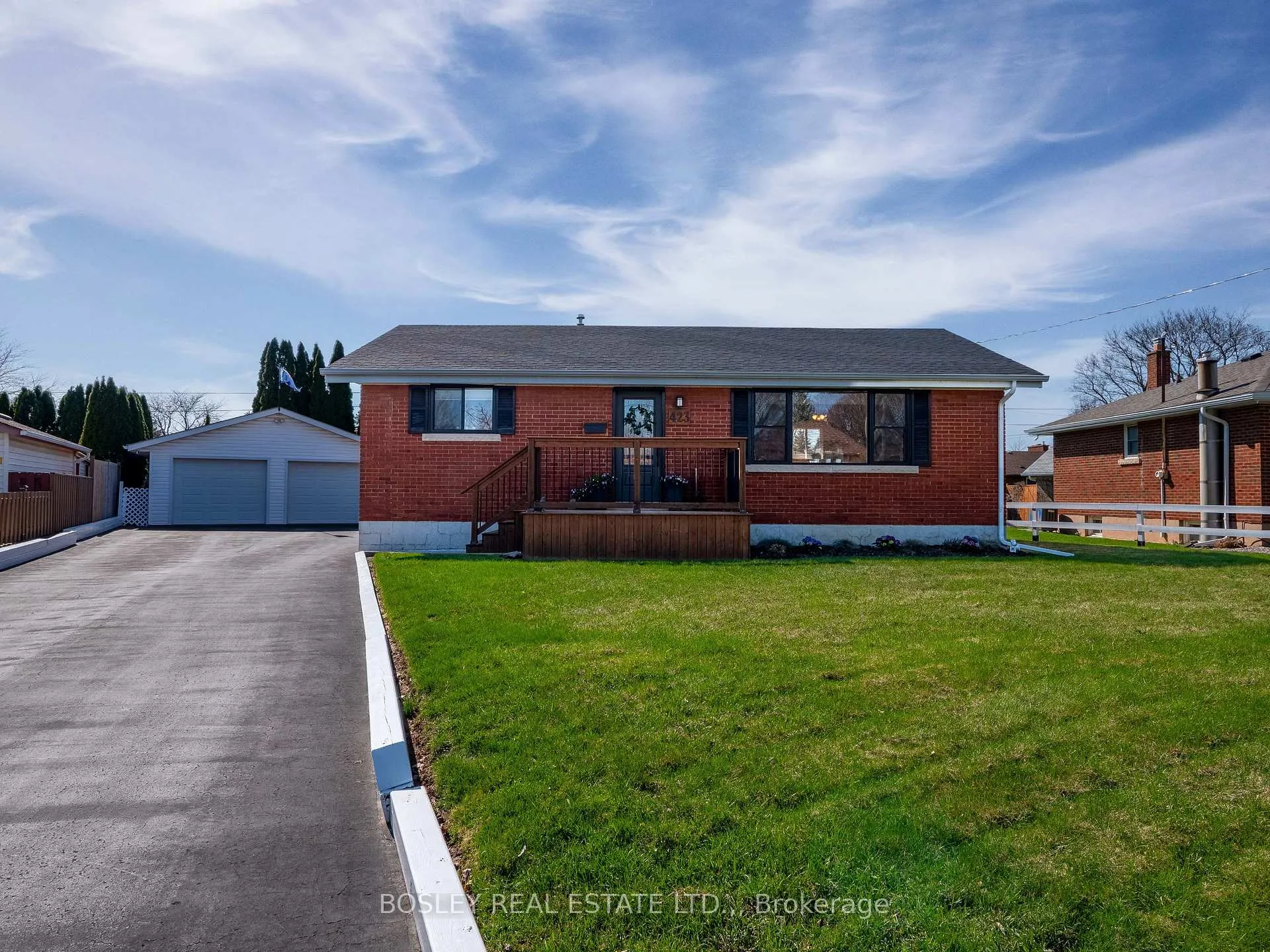 Photo 2 of 423 Grantham Avenue, St. Catharines, Vine/Linwell — HOMEH