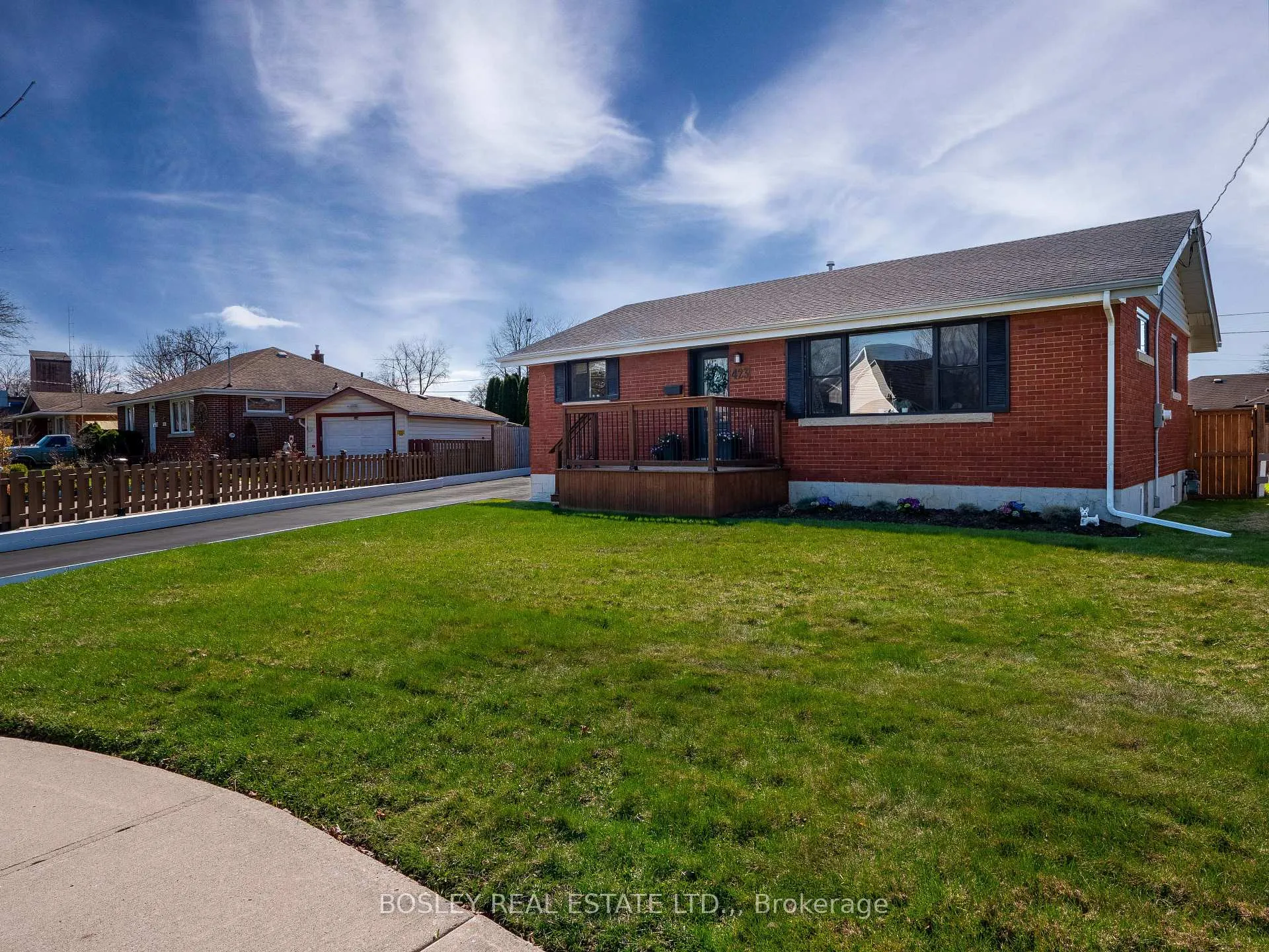 Photo 3 of 423 Grantham Avenue, St. Catharines, Vine/Linwell — HOMEH