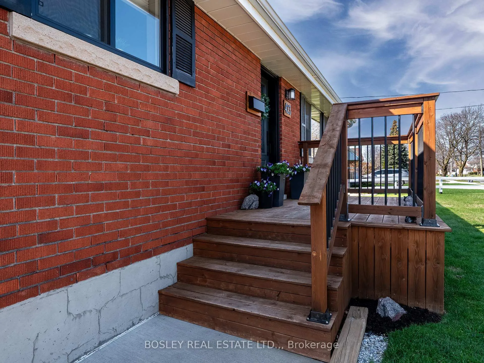 Photo 4 of 423 Grantham Avenue, St. Catharines, Vine/Linwell — HOMEH