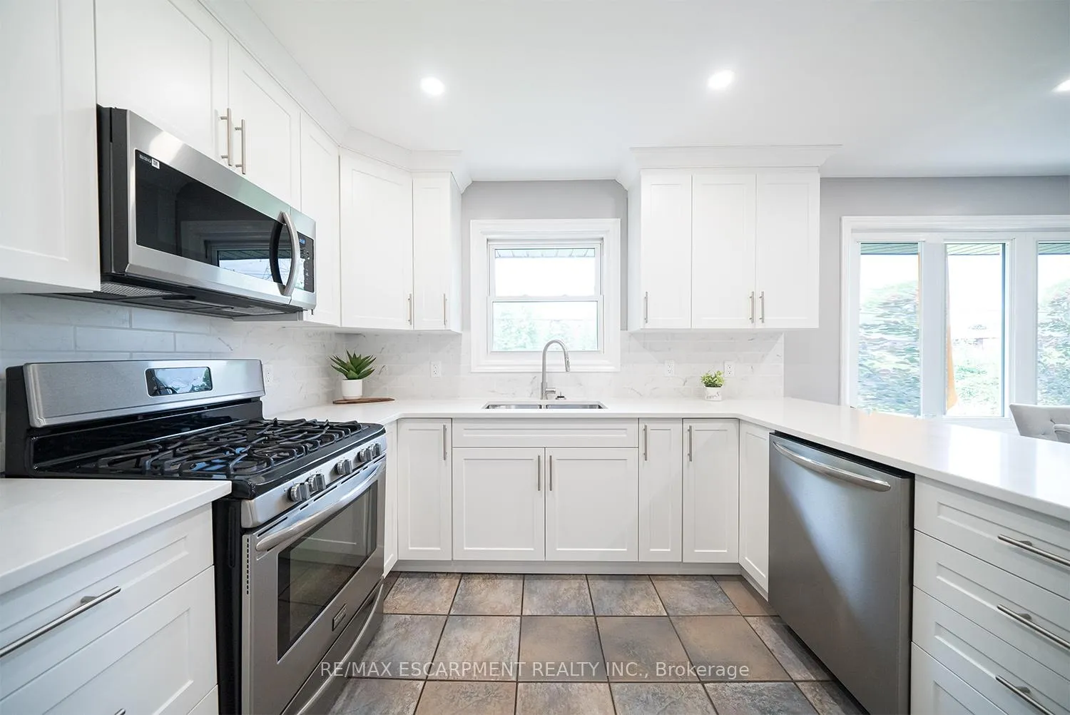 Photo 12 of 445 Powerline Road, Brantford — HOMEH