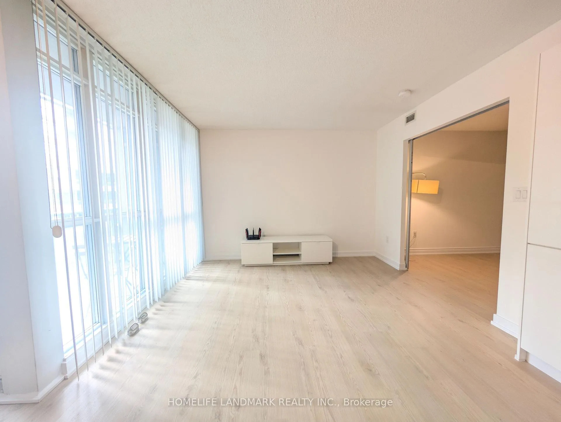 Photo 3 of Unit 931, 15 Iceboat Terrace, Toronto, Waterfront Communities — HOMEH