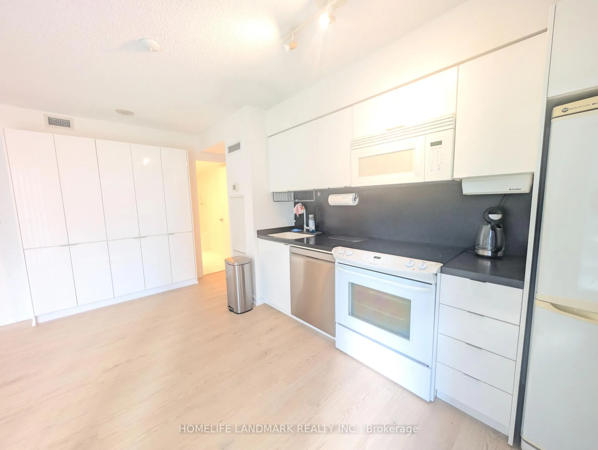 Photo 4 of Unit 931, 15 Iceboat Terrace, Toronto, Waterfront Communities — HOMEH