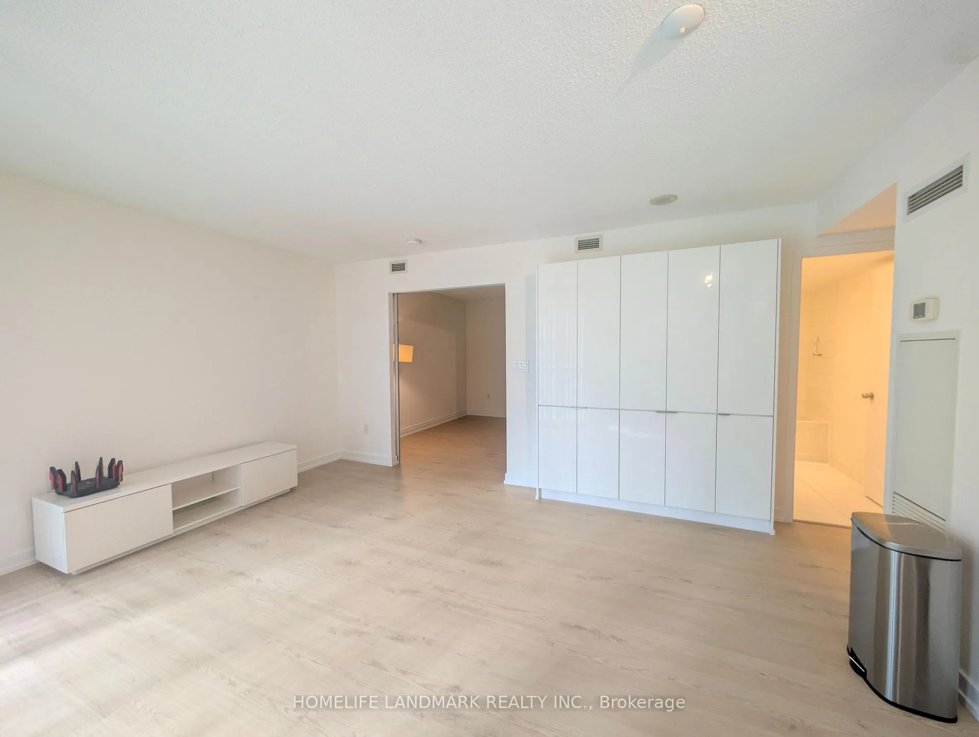 Photo 5 of Unit 931, 15 Iceboat Terrace, Toronto, Waterfront Communities — HOMEH