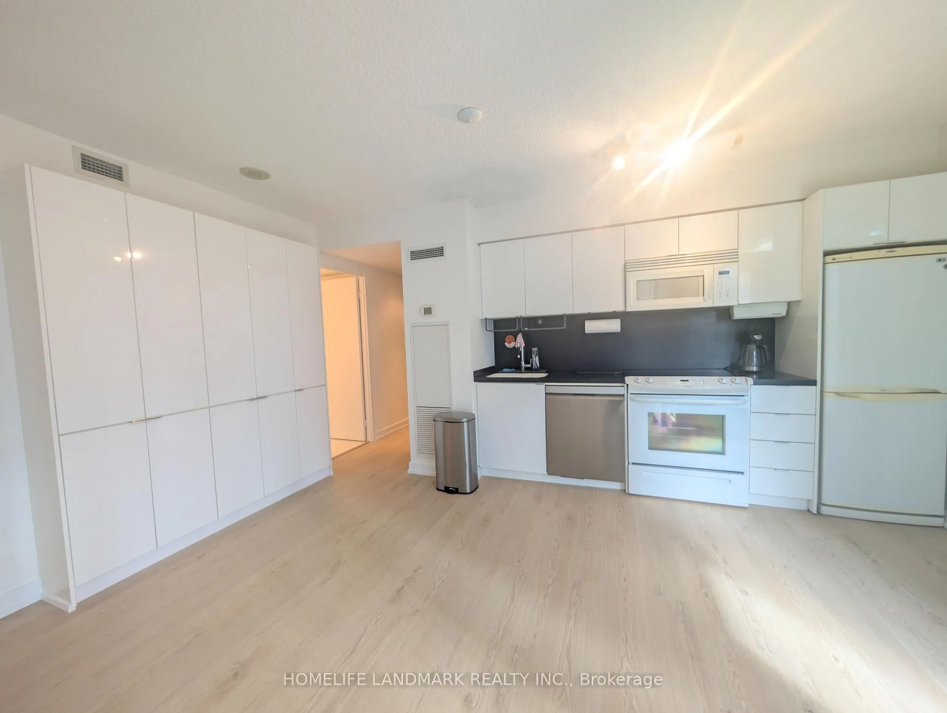 Photo 6 of Unit 931, 15 Iceboat Terrace, Toronto, Waterfront Communities — HOMEH