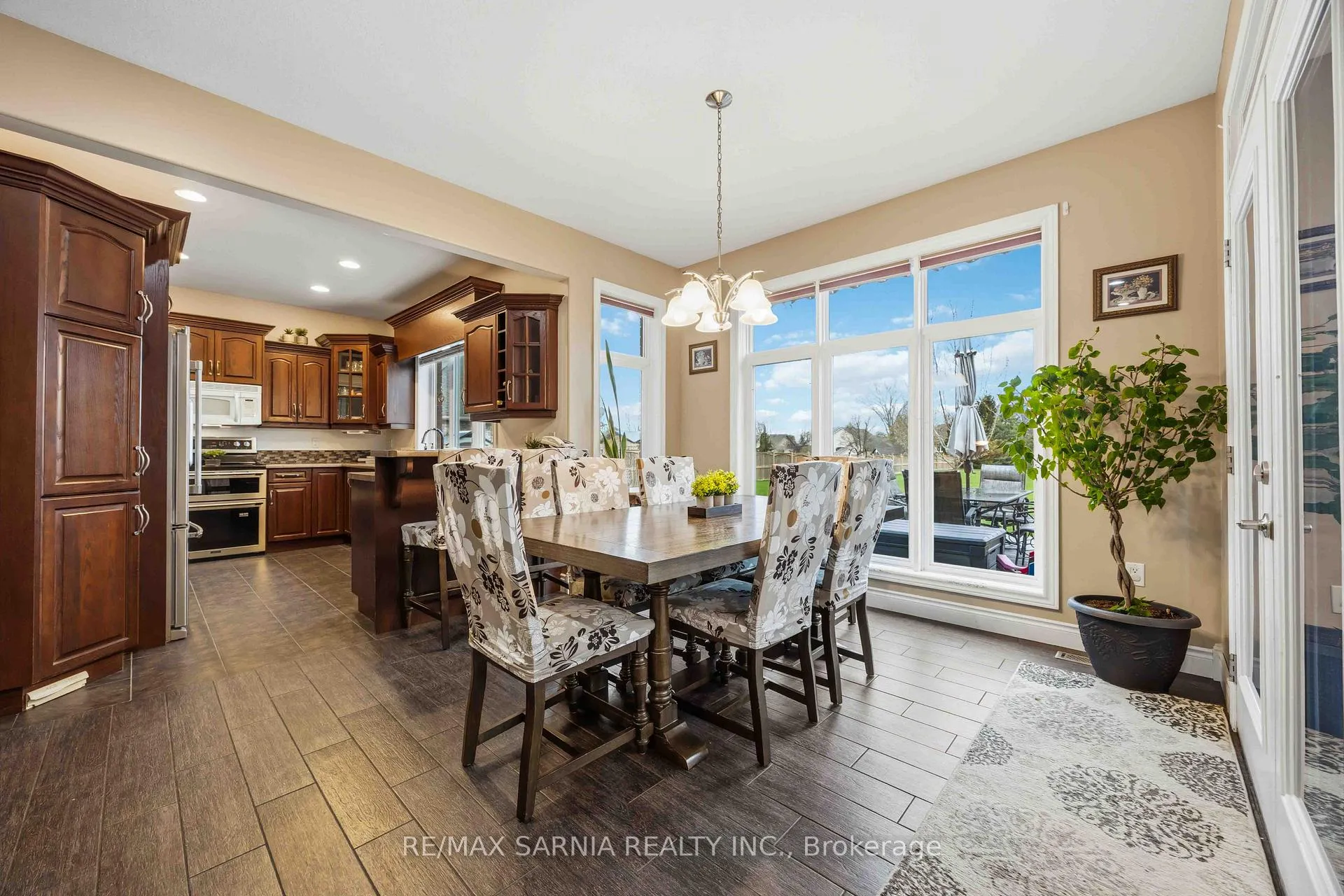 Photo 5 of 589 St Clair Parkway, St. Clair — HOMEH