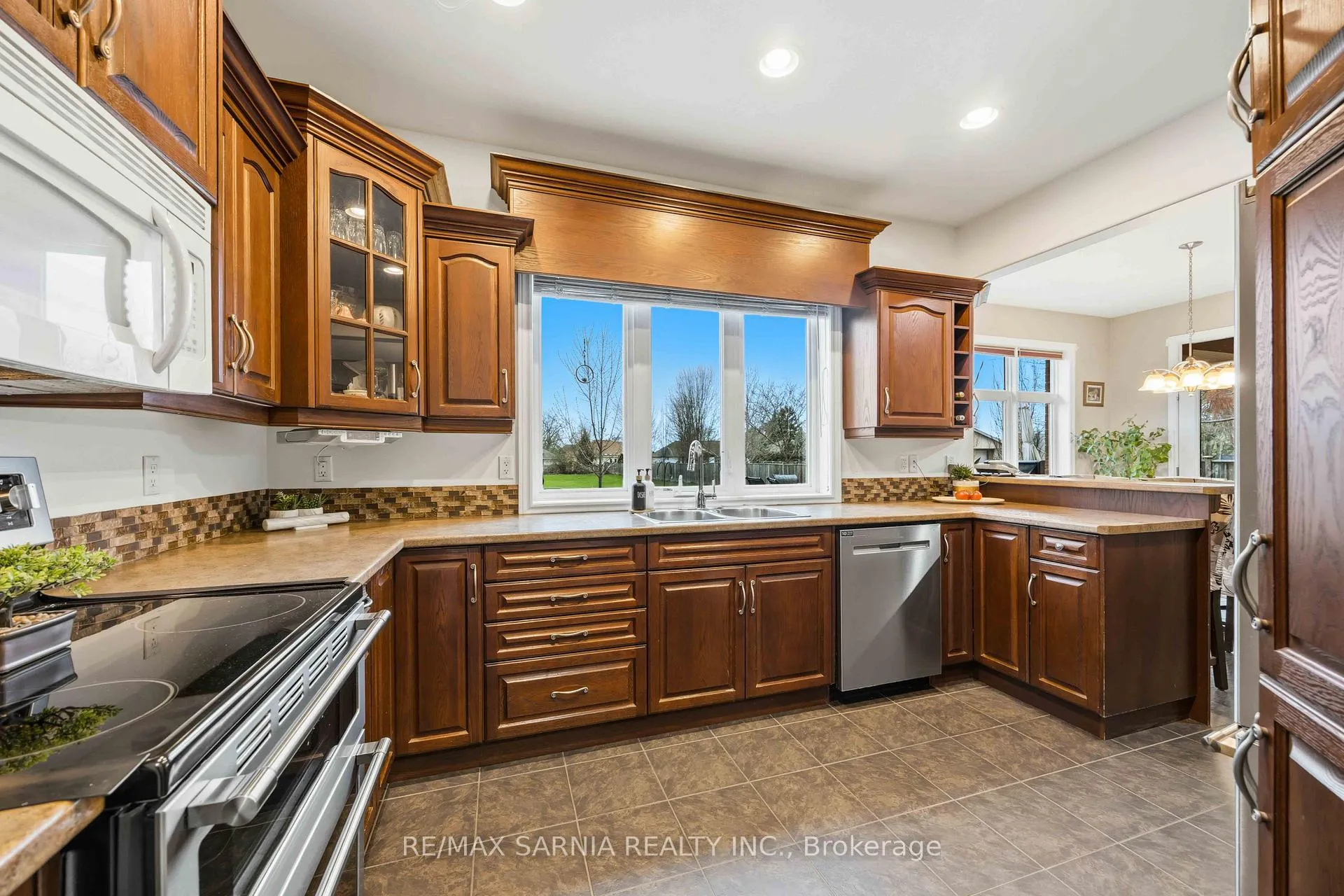 Photo 9 of 589 St Clair Parkway, St. Clair — HOMEH
