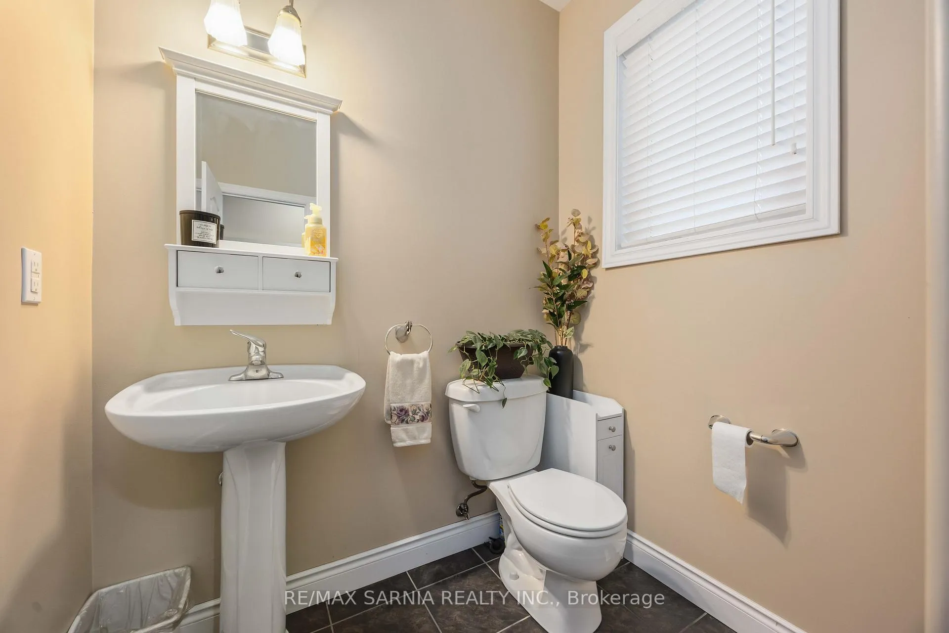 Photo 10 of 589 St Clair Parkway, St. Clair — HOMEH