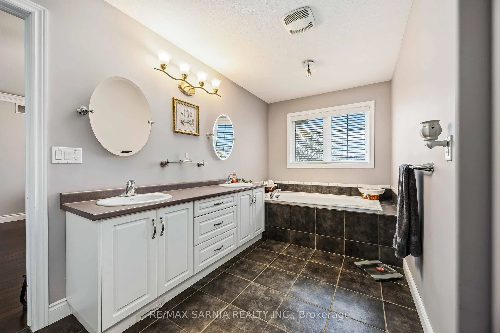 Photo 17 of 589 St Clair Parkway, St. Clair — HOMEH
