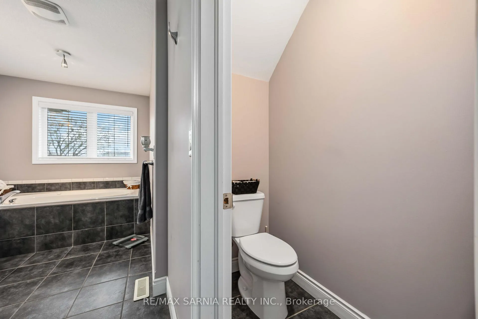 Photo 19 of 589 St Clair Parkway, St. Clair — HOMEH