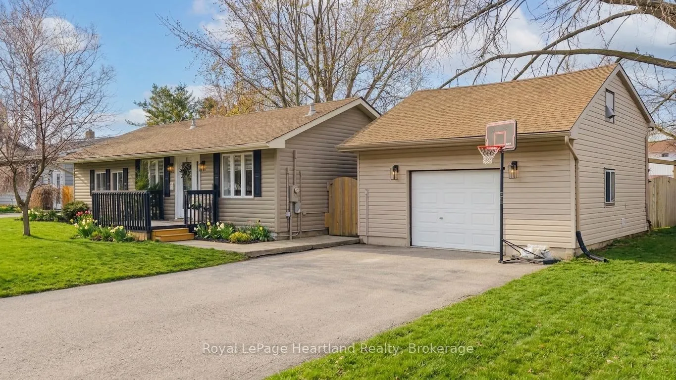 Photo 2 of 304 Regent Street, Goderich, Goderich (Town) — HOMEH