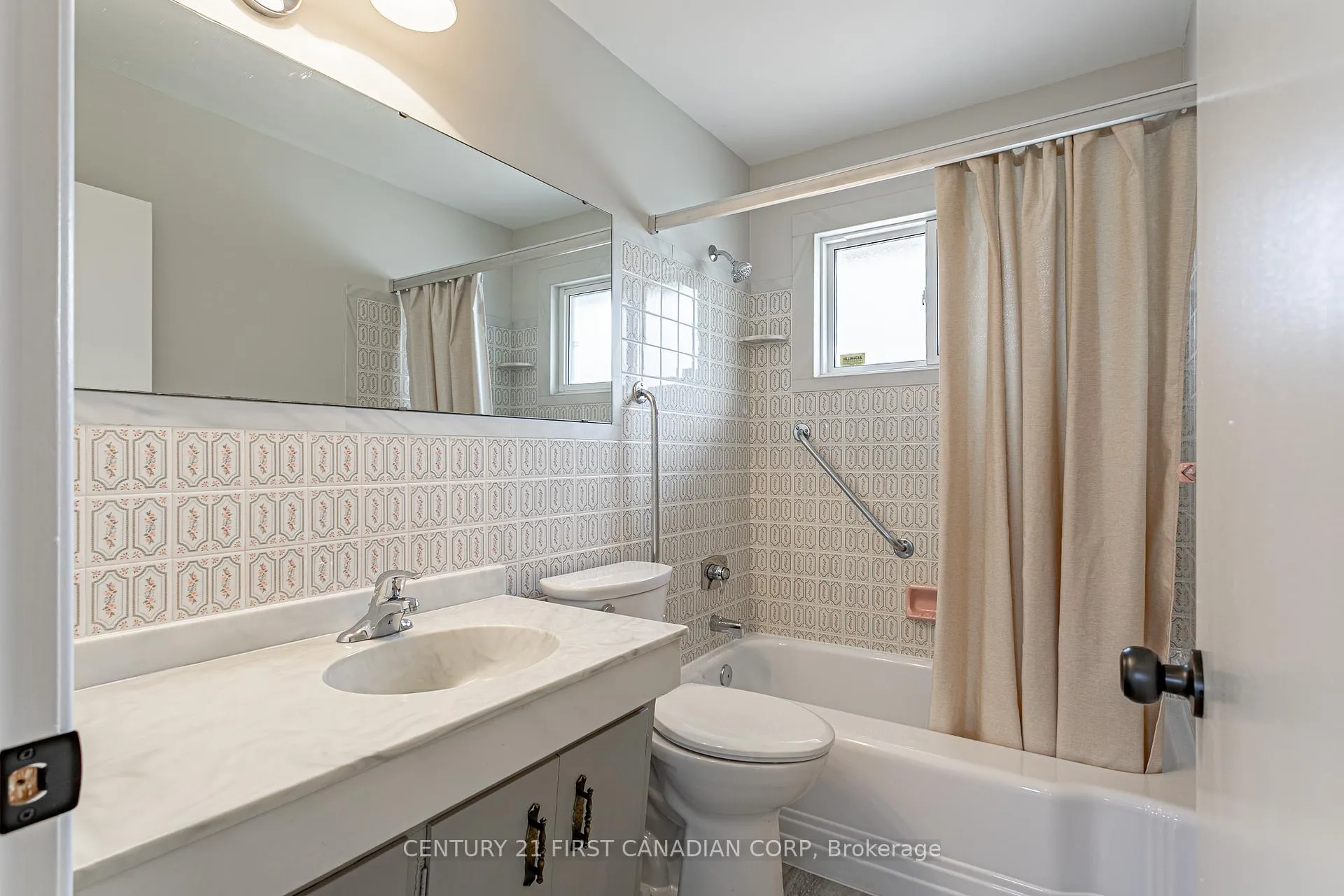 Photo 7 of 256 Southcrest Drive, London, South D — HOMEH