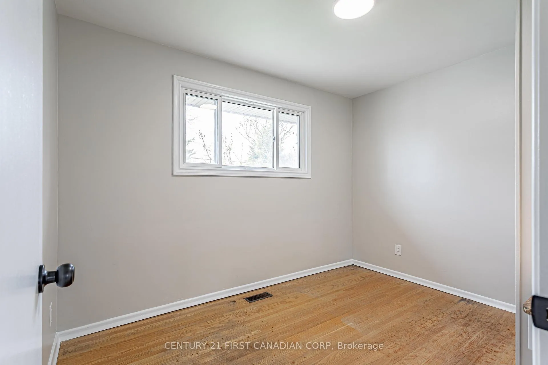 Photo 8 of 256 Southcrest Drive, London, South D — HOMEH