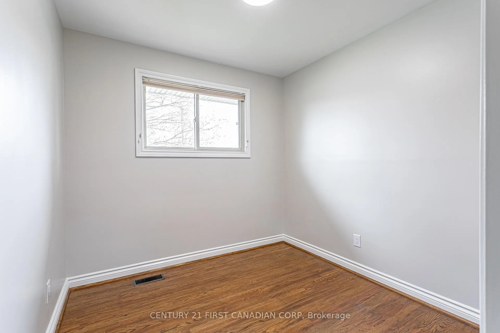 Photo 12 of 256 Southcrest Drive, London, South D — HOMEH
