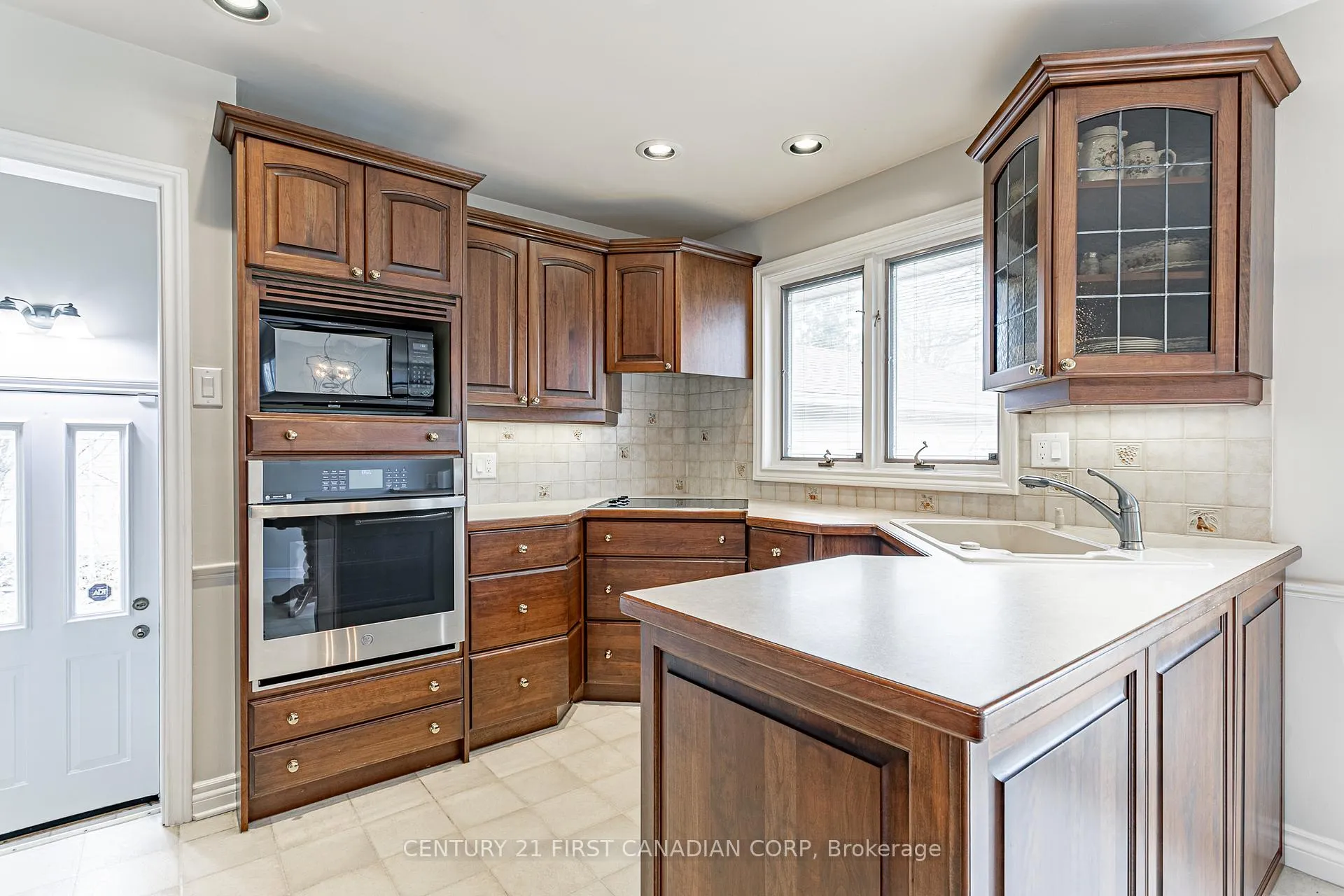 Photo 16 of 256 Southcrest Drive, London, South D — HOMEH