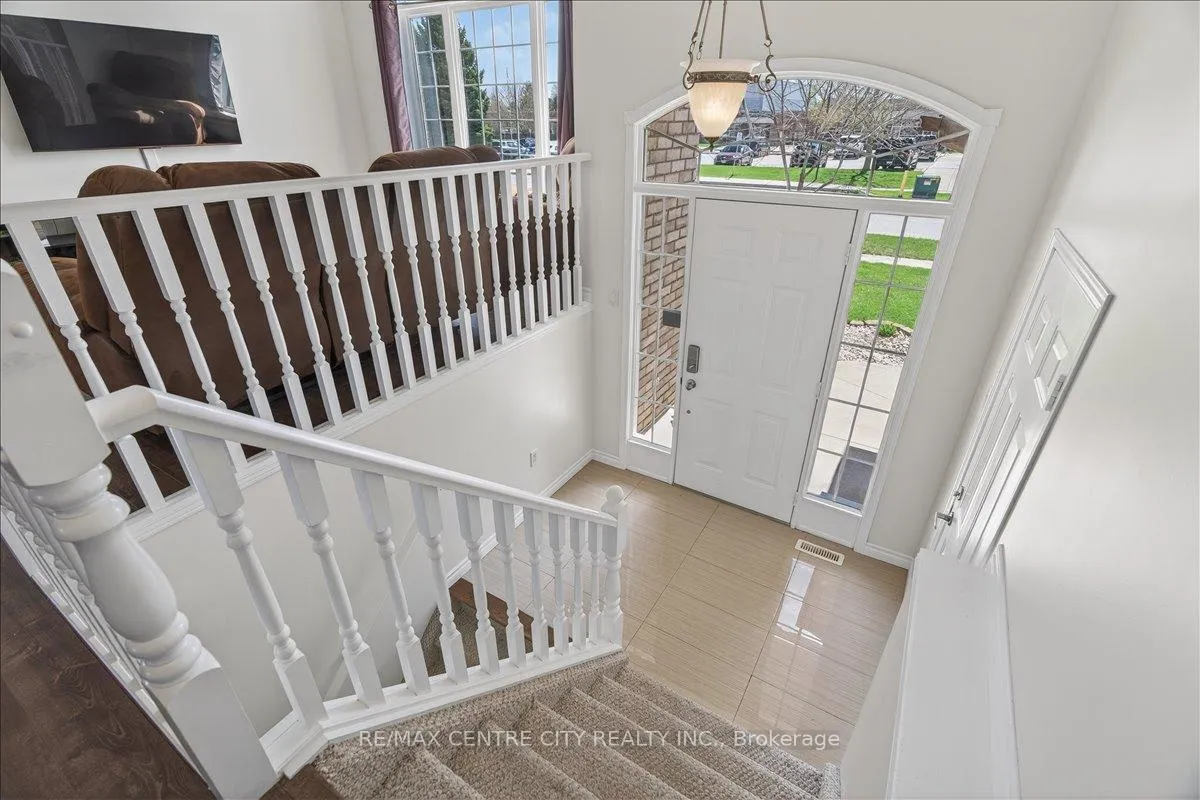 Photo 5 of 71 Middlesex Drive, Strathroy-Caradoc, NE — HOMEH