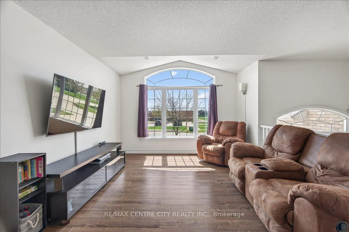 Photo 8 of 71 Middlesex Drive, Strathroy-Caradoc, NE — HOMEH