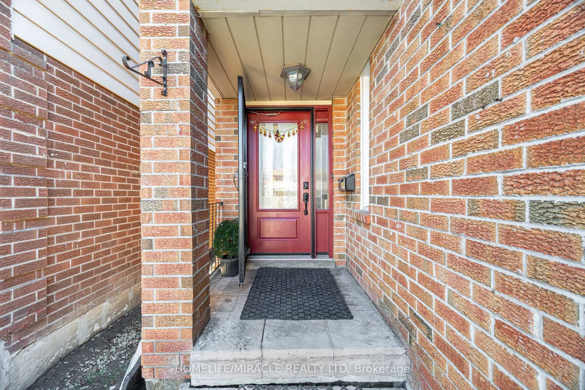 Photo 3 of 60 Trewartha Crescent, Brampton, Heart Lake West — HOMEH