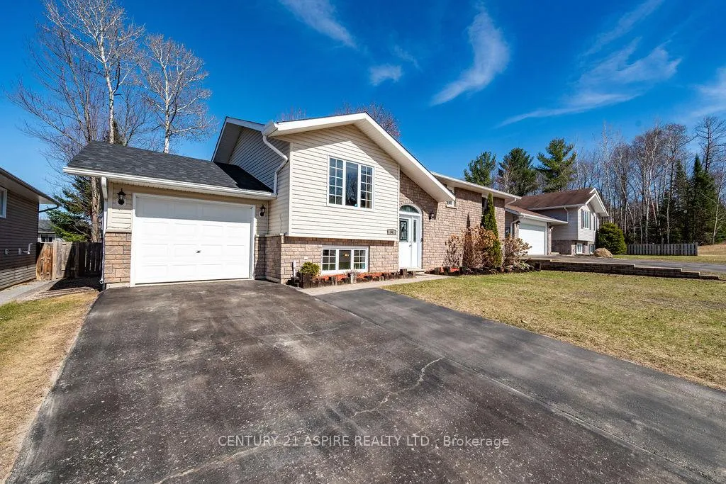 Photo 2 of 64 Spruce Street, Petawawa — HOMEH