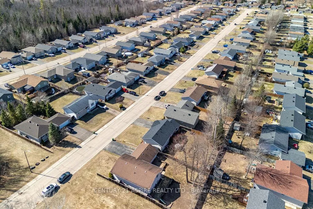 Photo 46 of 64 Spruce Street, Petawawa — HOMEH